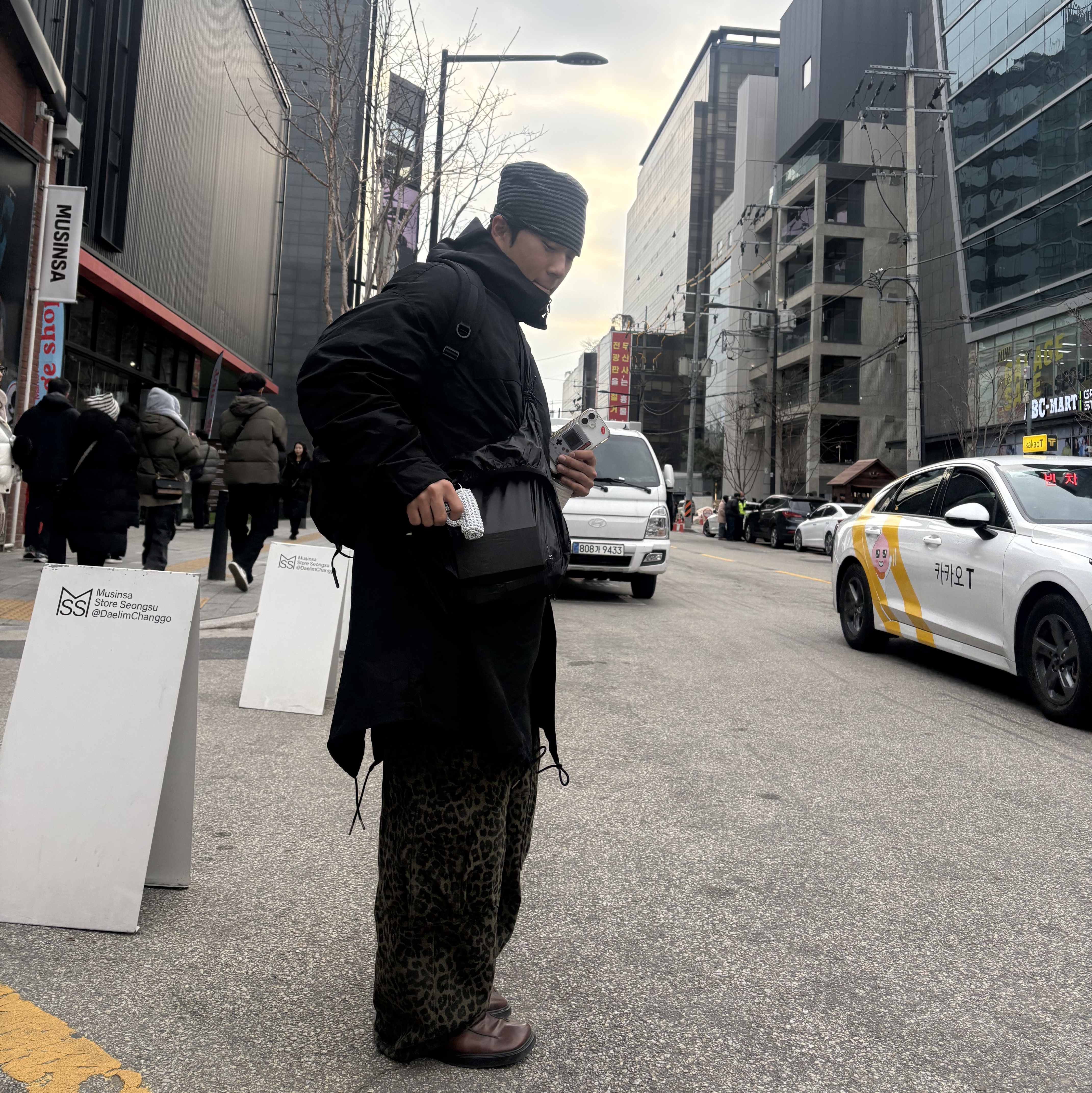 NOMANUAL NM Stripe Beanie Black, Karactor Lumping Cargo Pants Leopard Khaki 착용 스타일 - 2