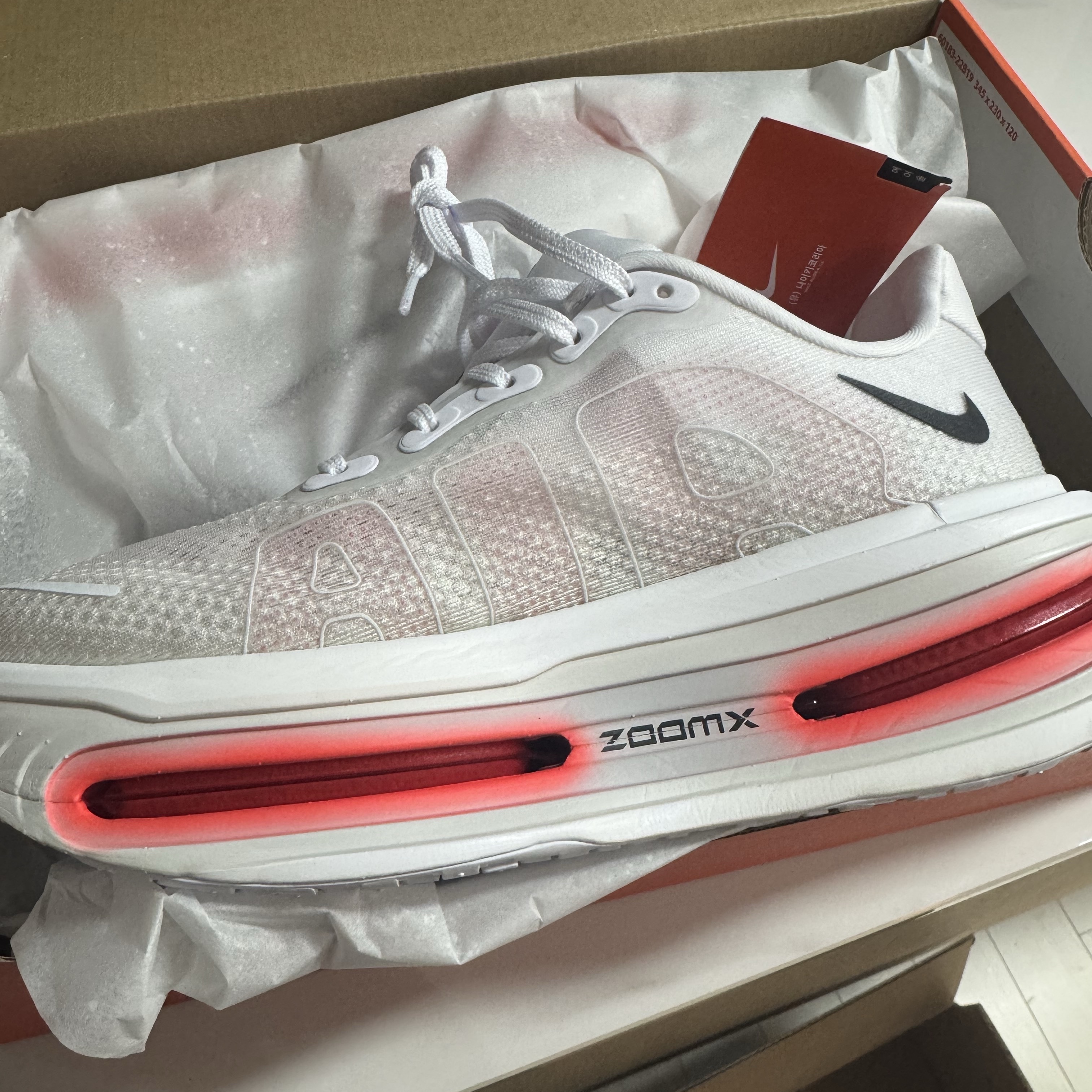 Nike Vomero Premium White Bright Crimson 착용 스타일