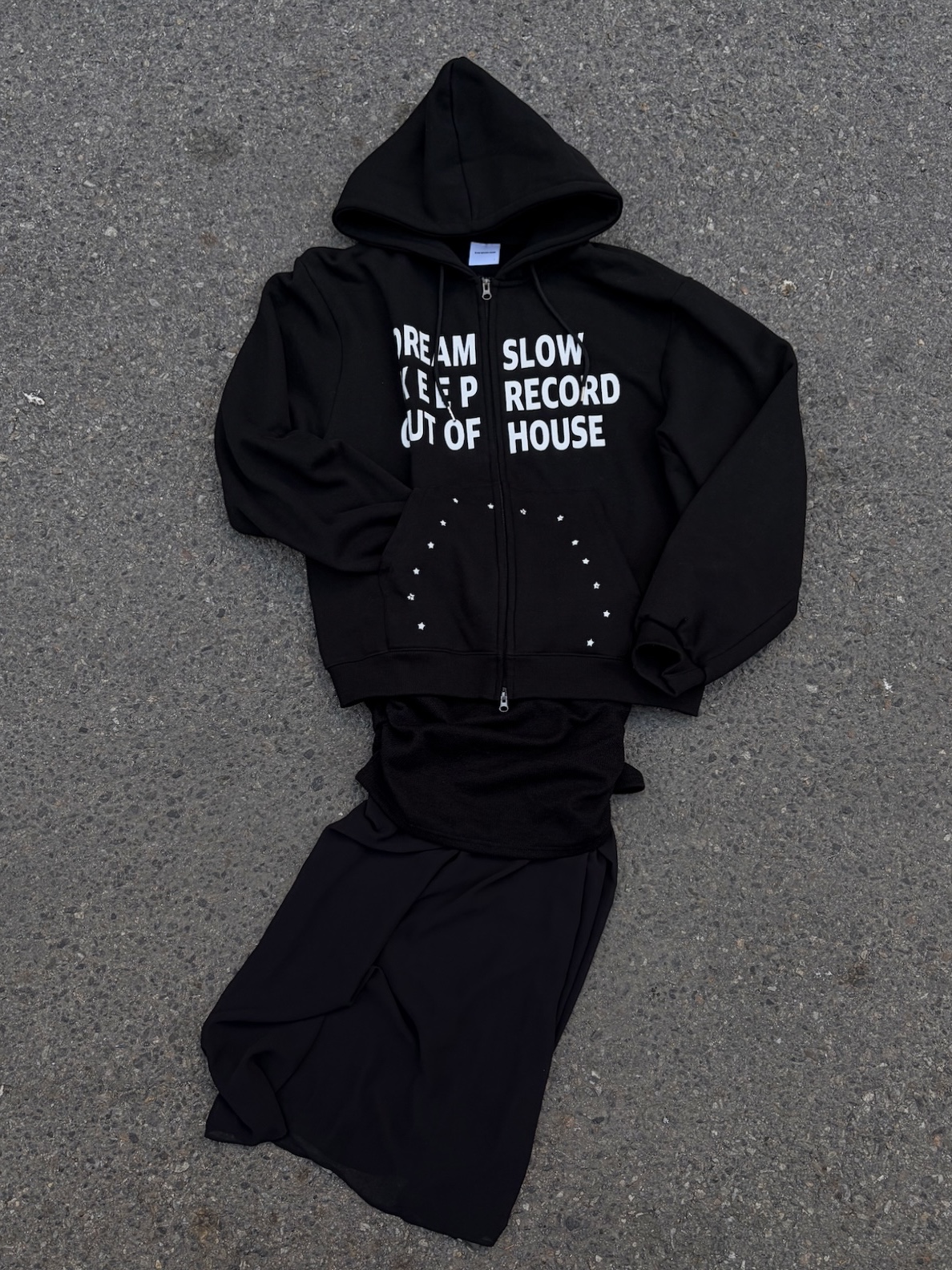 SLOW RECORD HOUSE Typo Star Hood Zip-up Black 착용 스타일 - 3