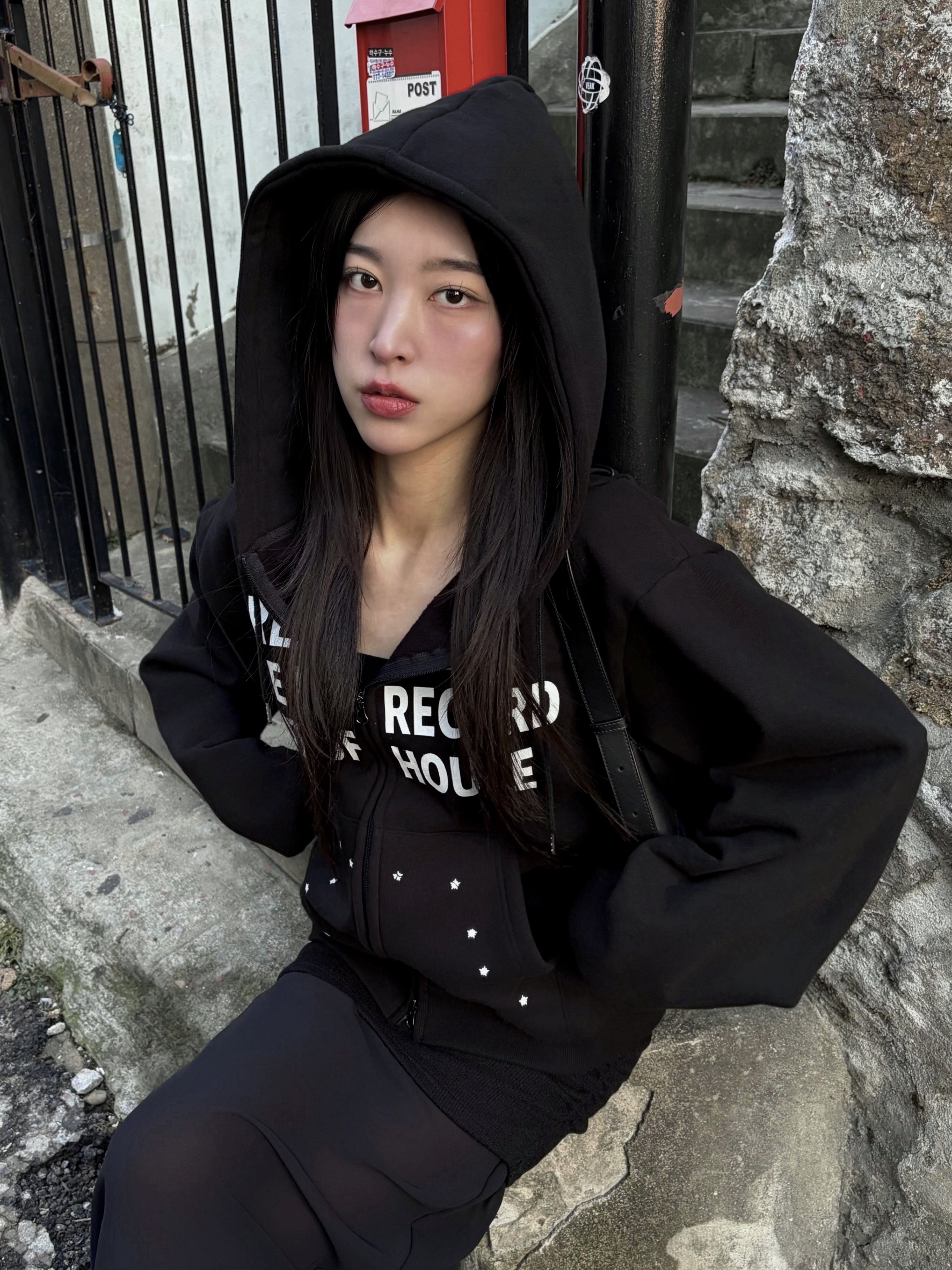 SLOW RECORD HOUSE Typo Star Hood Zip-up Black 착용 스타일 - 1