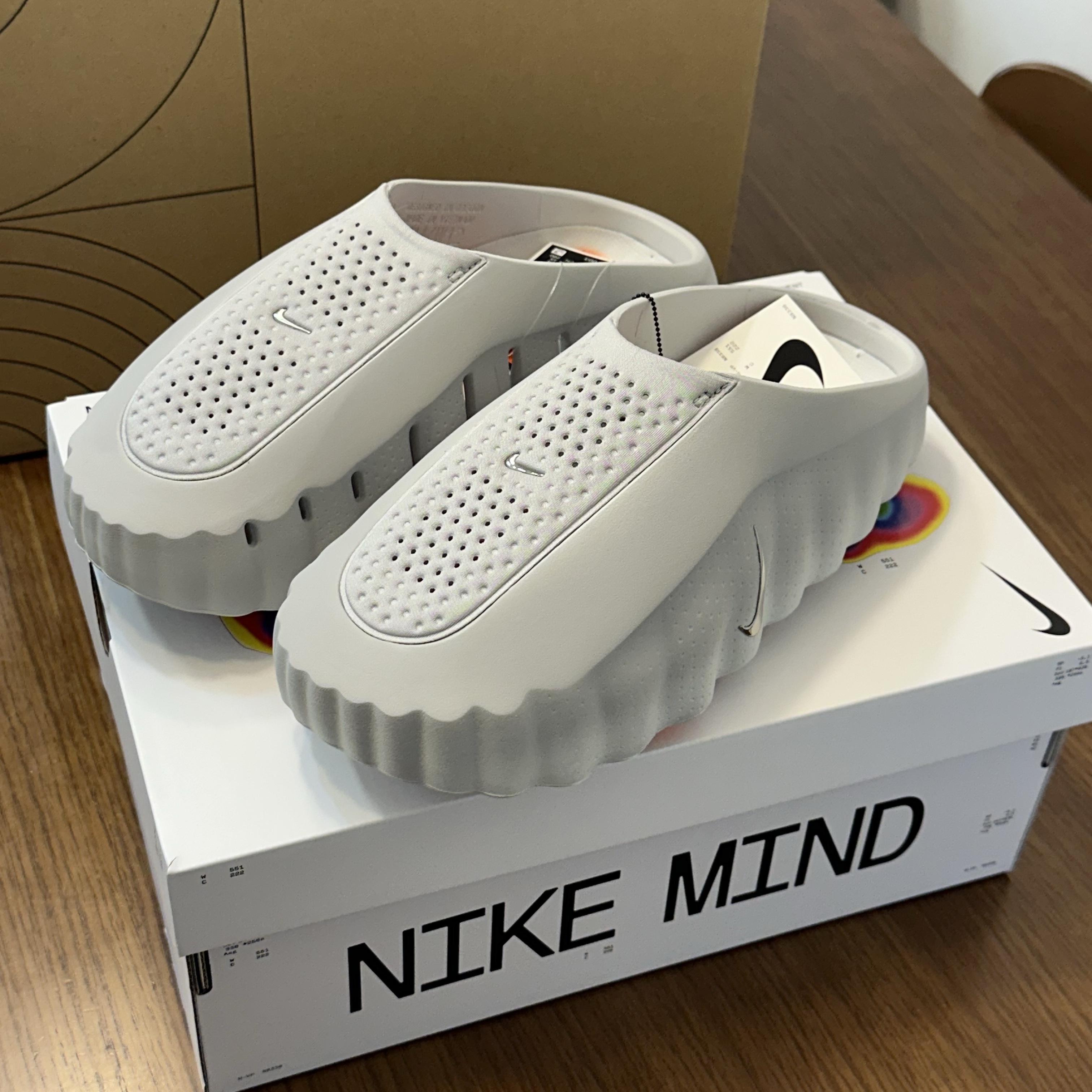 Nike Mind 001 Light Smoke Grey Chrome 착용 스타일 - 1