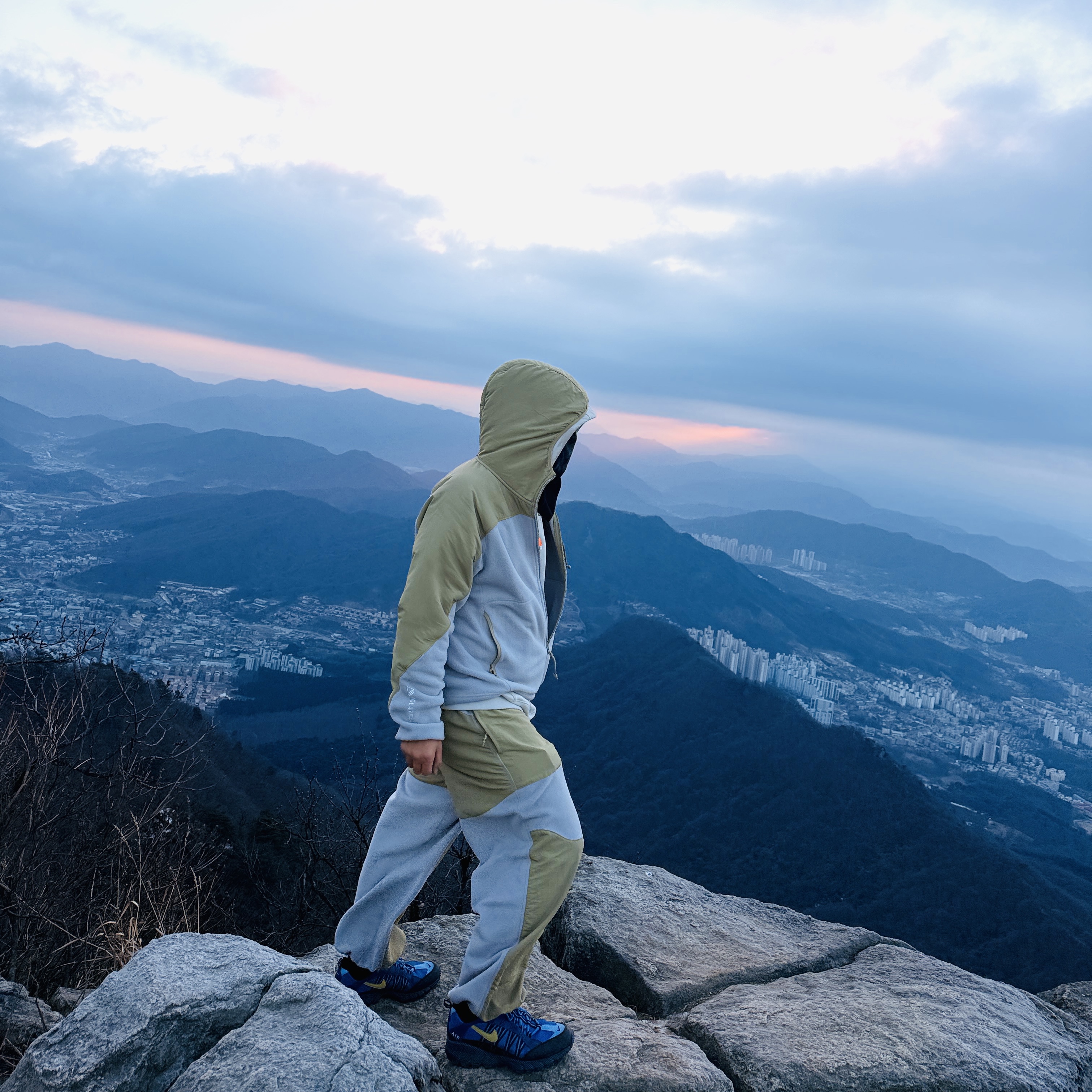 Nike ACG Wolf Tree Plus Full-Zip Hooded Mid Layer Parachute Beige College Grey - Asia, Nike Air Humara Deep Royal Blue and Light Ultramarine 착용 스타일