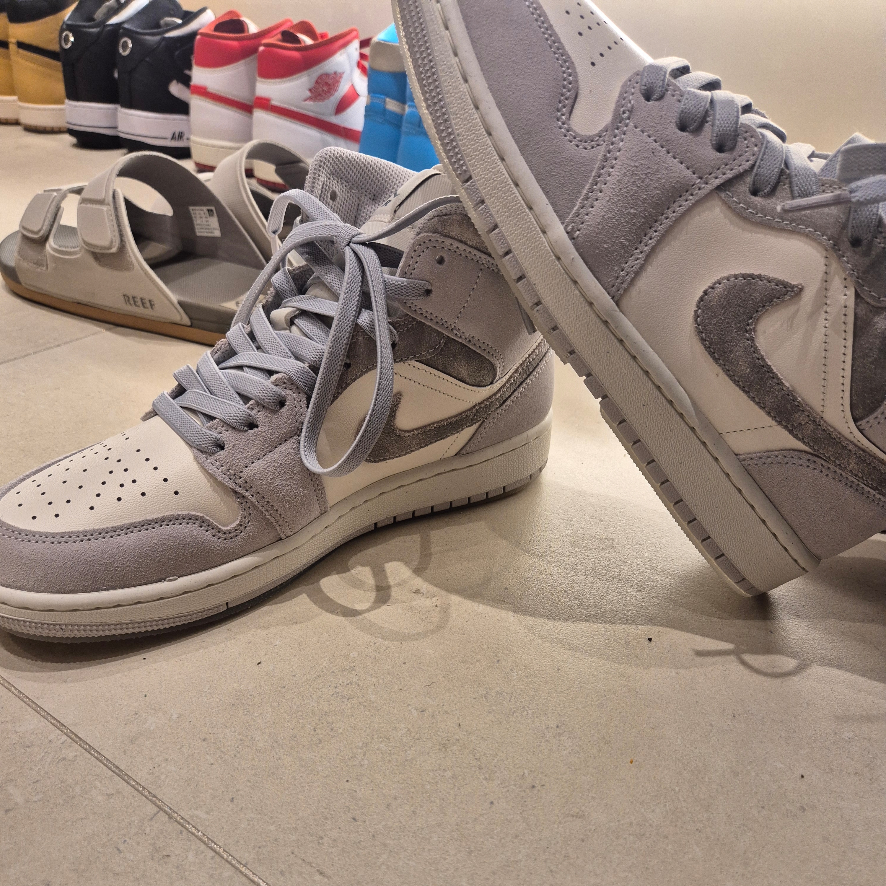 Jordan 1 Mid SE Neutral Grey Smoke Grey 착용 스타일