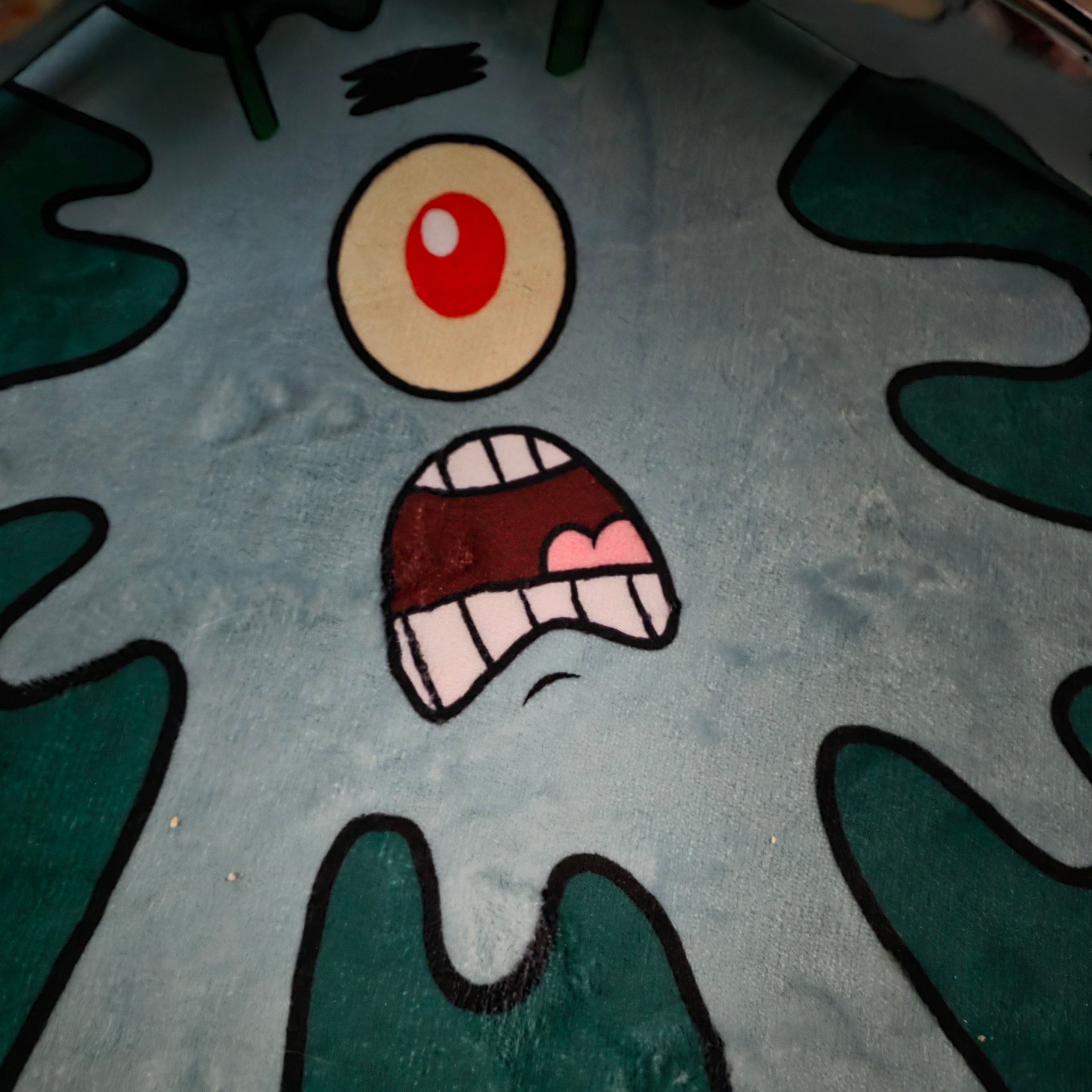DANCOMMA x SpongeBob SquarePants Flattened Plankton Rug 착용 스타일