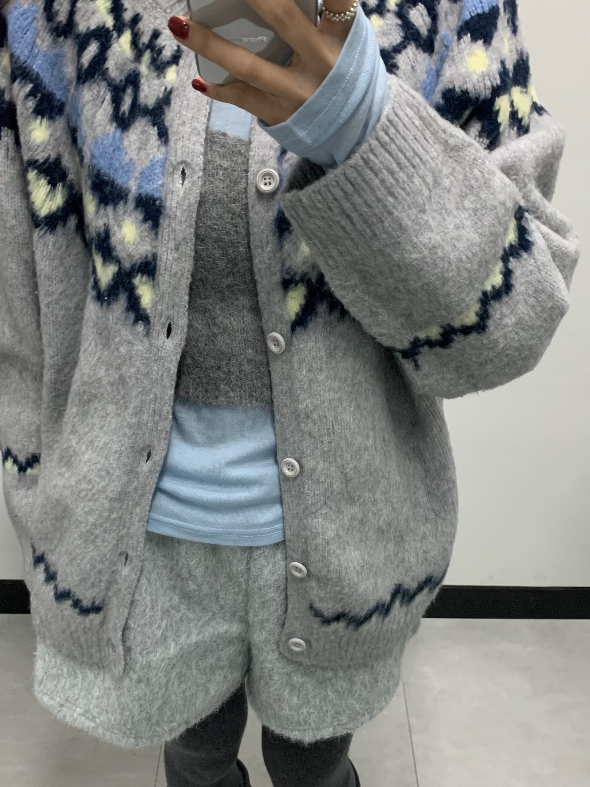 (W) UGG Classic Short II Boots Grey 착용 스타일 - 2