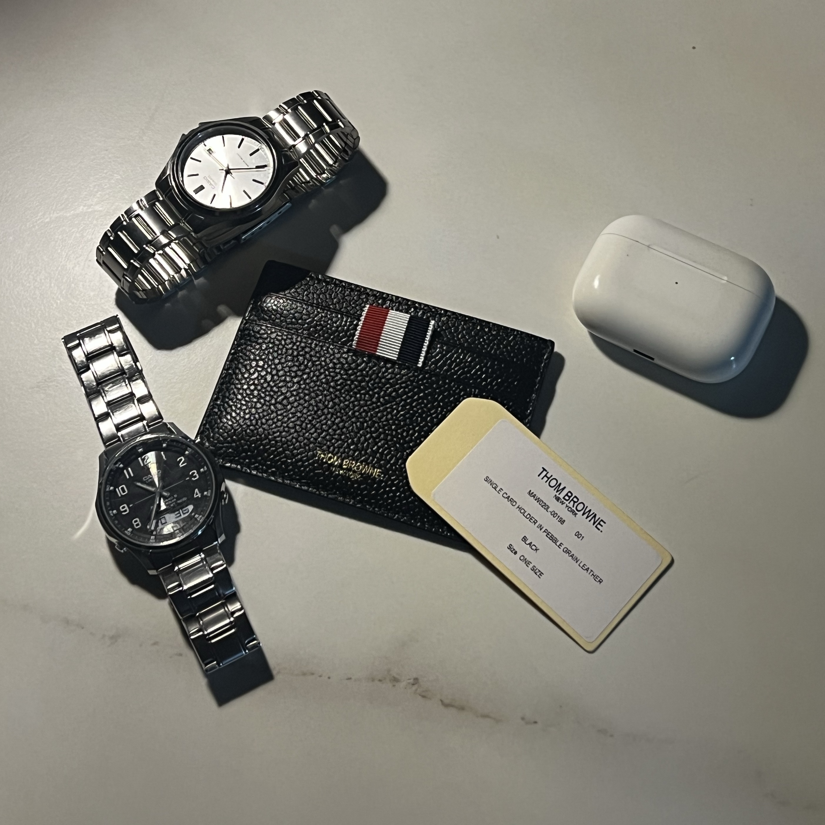 Thom Browne Pebble Grain Leather Stripe Single Card Holder Black 착용 스타일