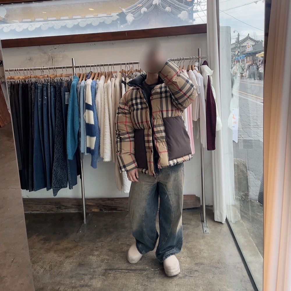 Burberry Check Puffer Jacket Archive Beige 착용 스타일