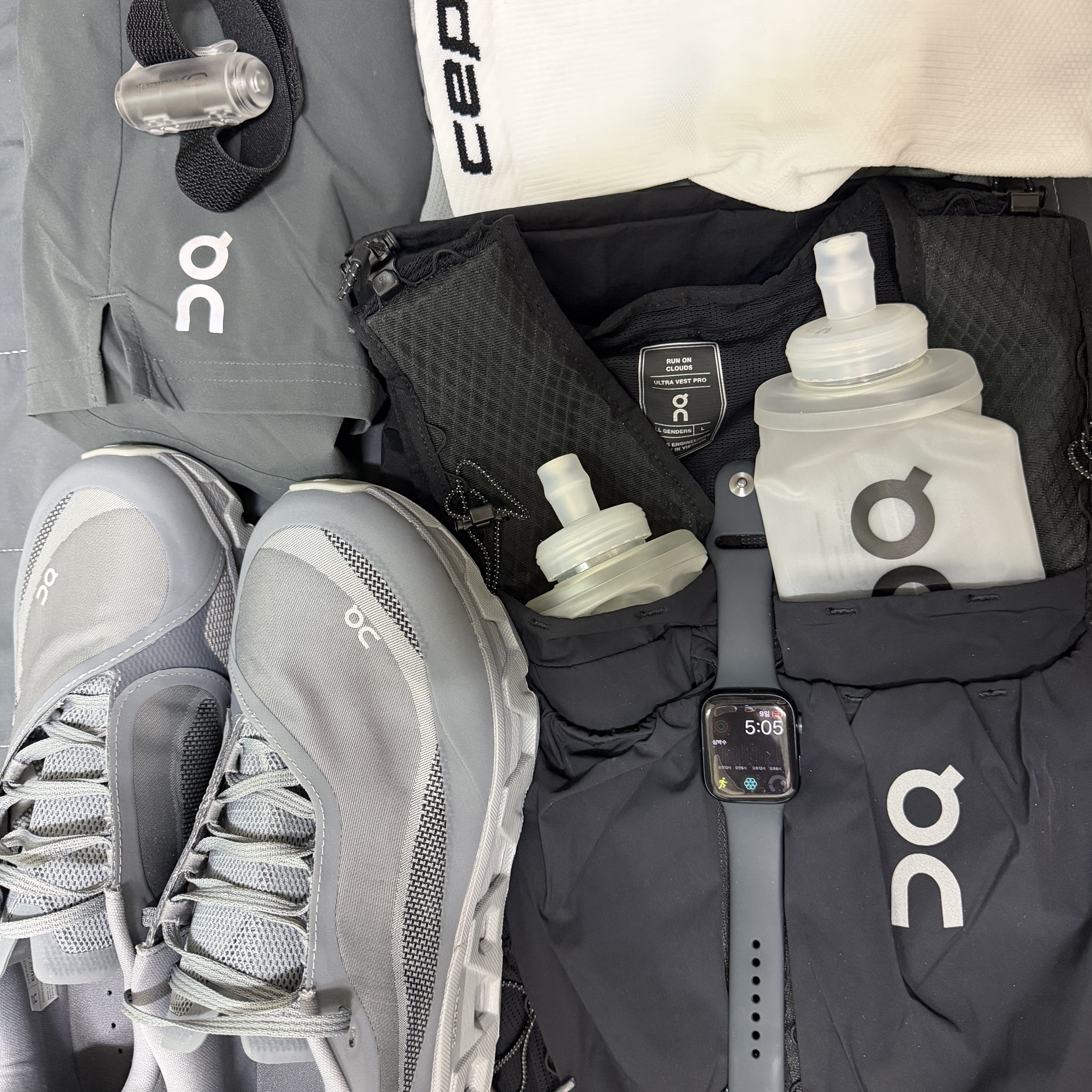 On Running x Post Archive Faction (Paf) Cloudmonster Hyper Phantom Apollo, On Running Ultra Vest Pro Black 착용 스타일