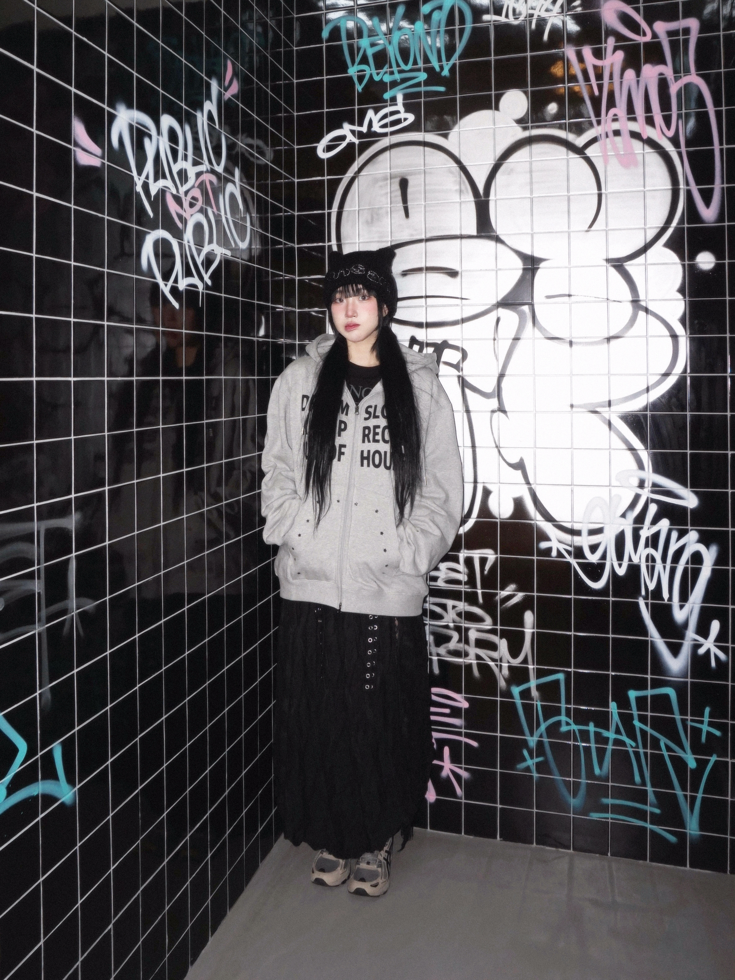 SLOW RECORD HOUSE Typo Star Hood Zip-Up Grey 착용 스타일 - 1