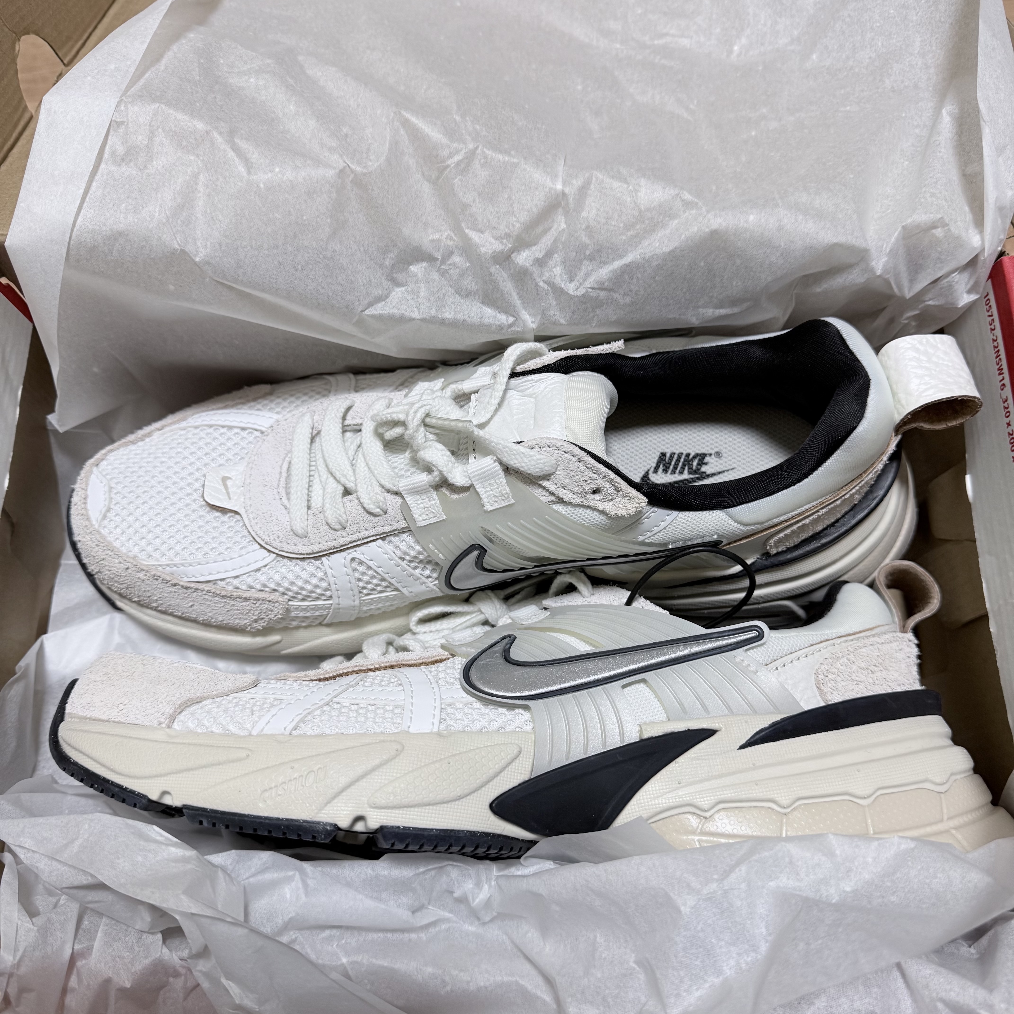 (W) Nike V2K Run Summit White Light Orewood Brown 착용 스타일