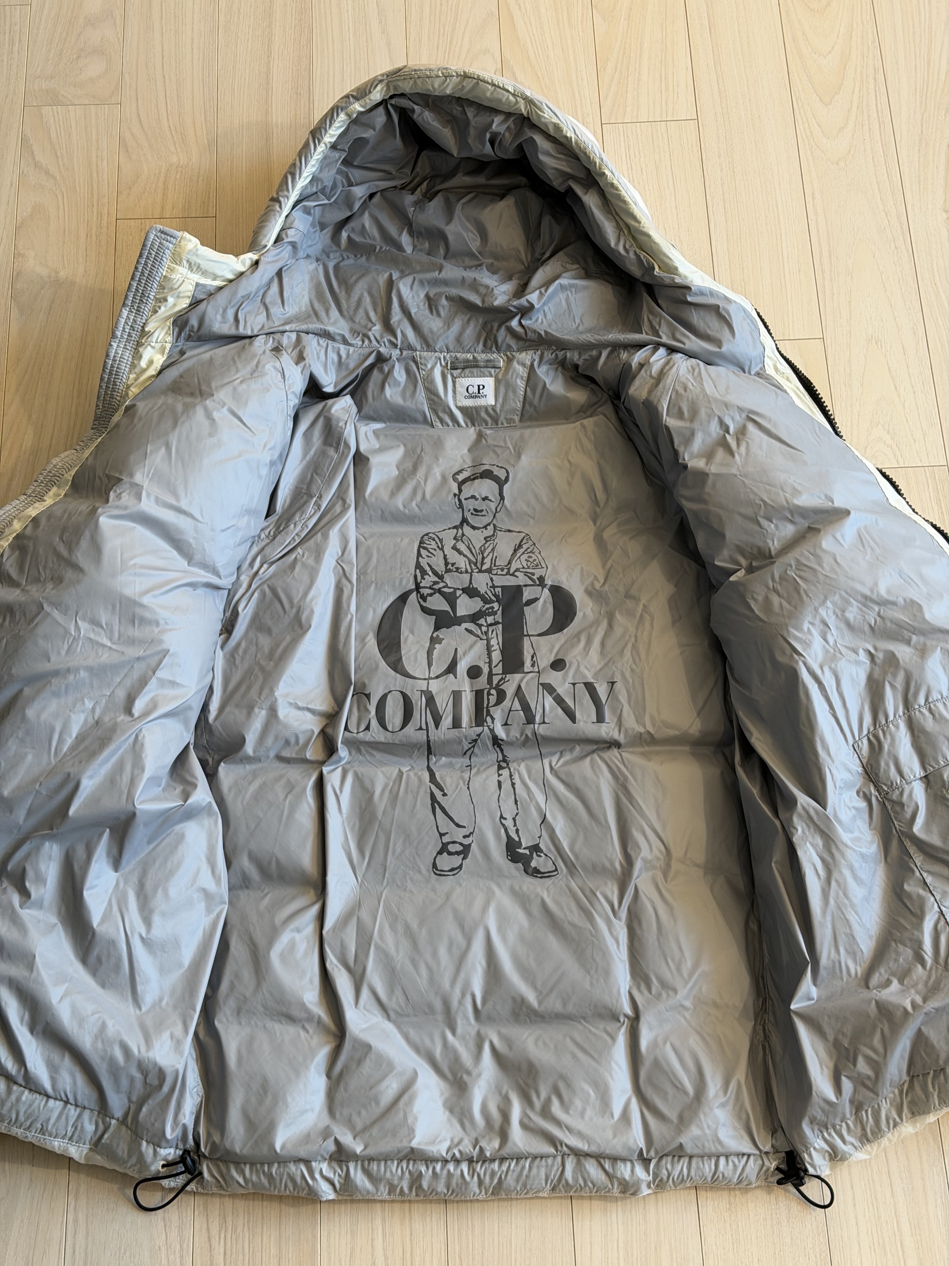 C.P. Company D.D. Shell Hooded Down Jacket Gauze White - 25FW, C.P. Company Korea Exclusive D.D. Shell Hooded Down Jacket Lunar Rock - 25FW 착용 스타일 - 3
