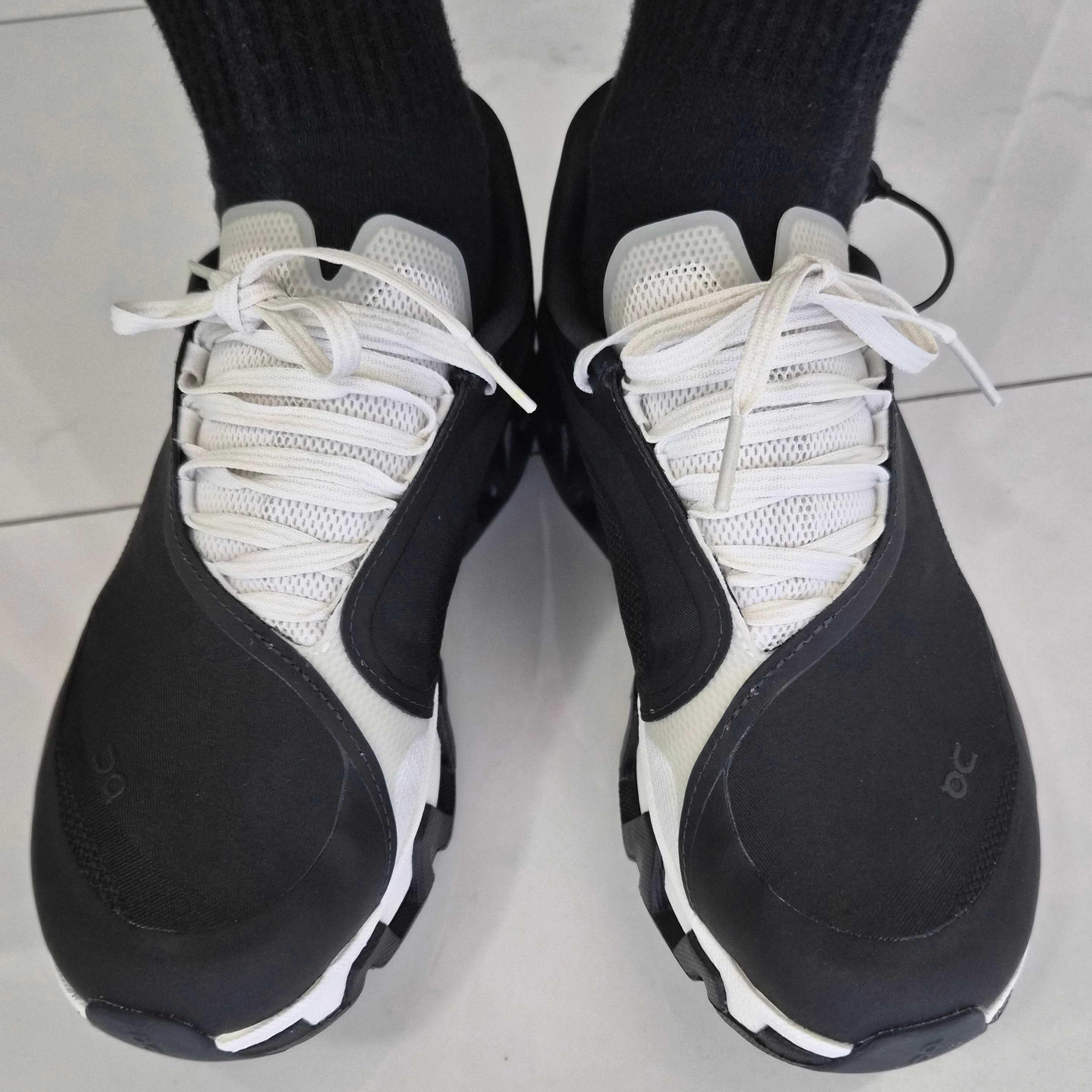 (W) On Running x Post Archive Faction (Paf) Cloudmonster Hyper Black 착용 스타일 - 1