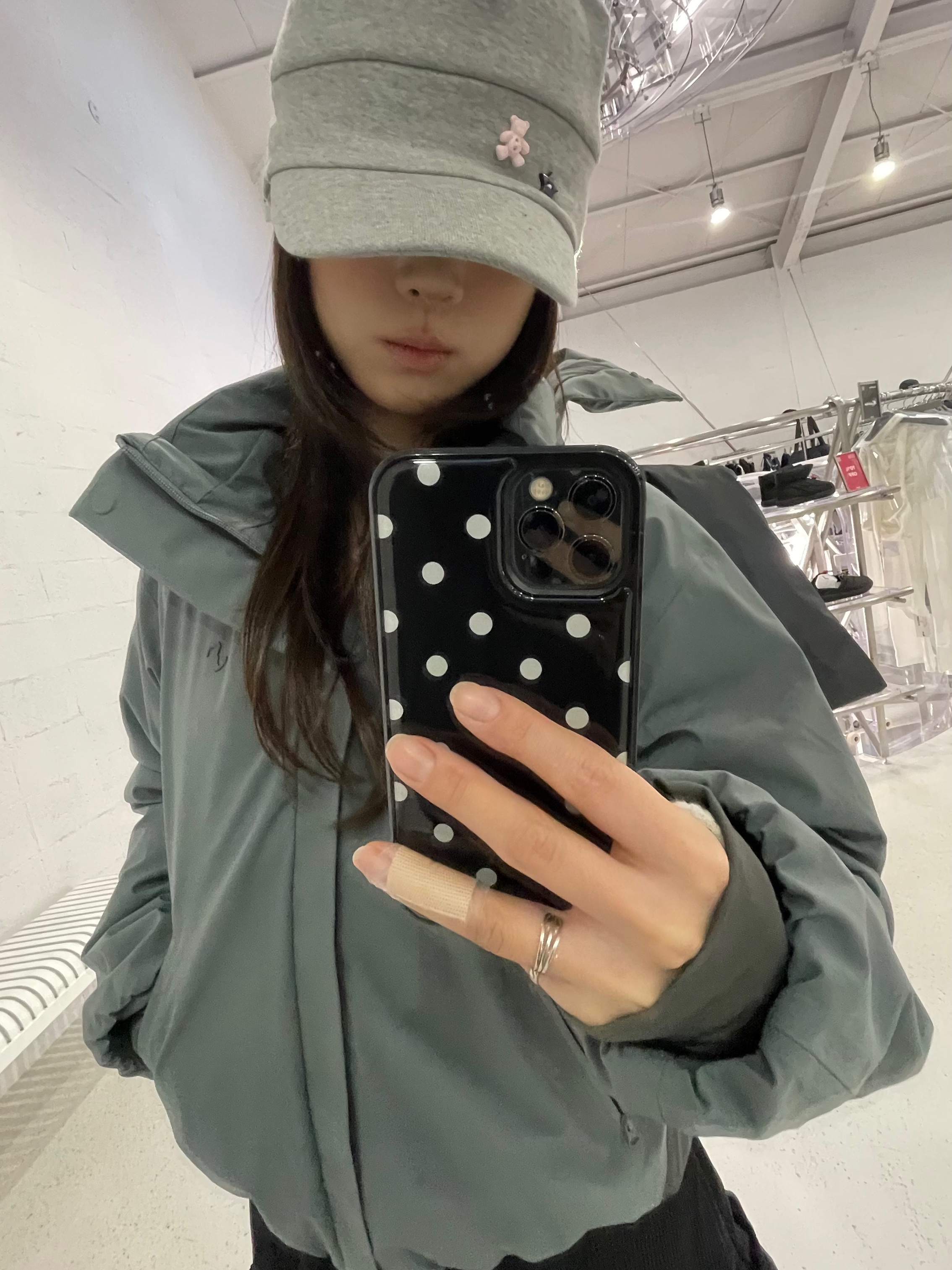 OJOS Detachable Muffler Down Jacket Charcoal 착용 스타일