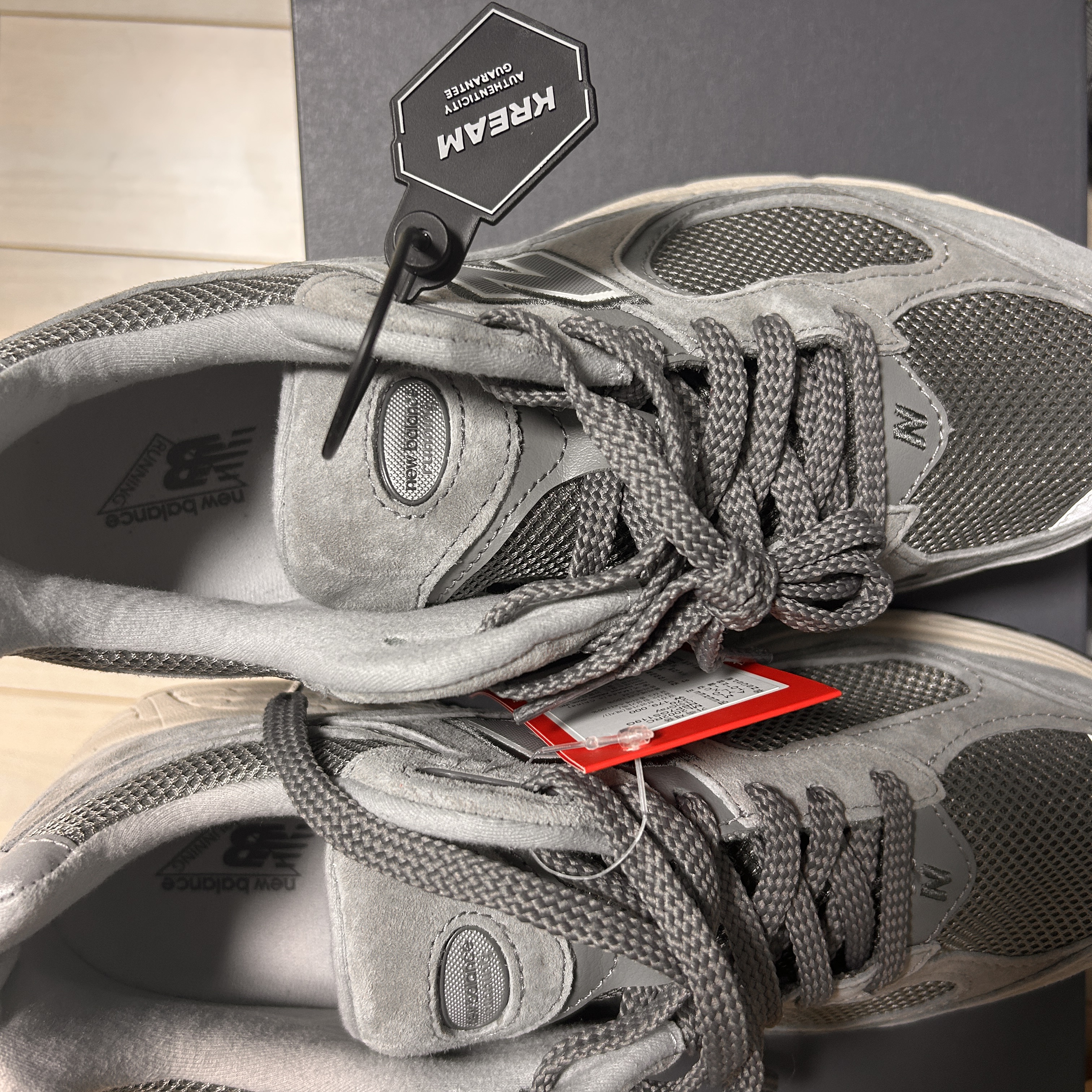 New Balance 2002R Grey 착용 스타일