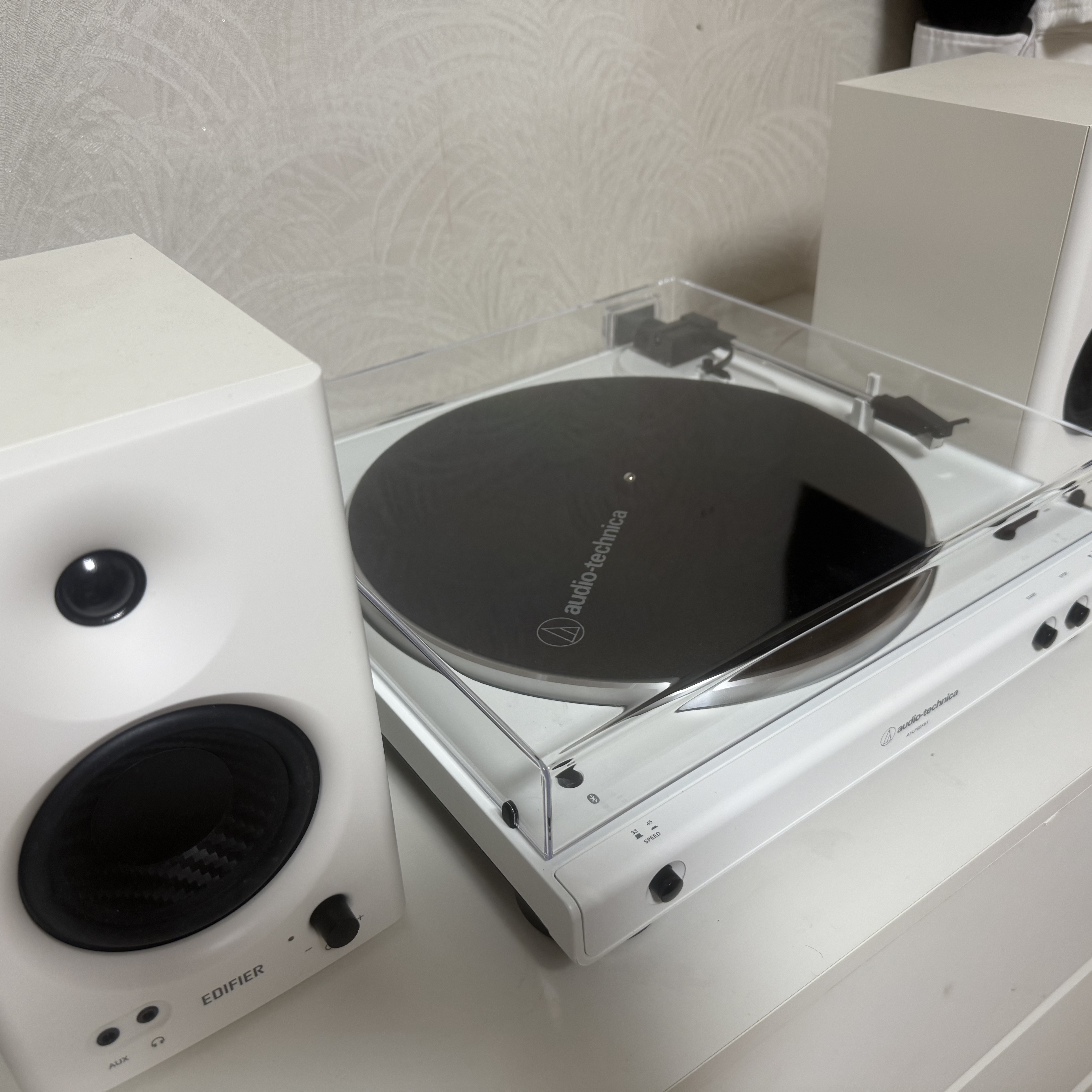 Audio-Technica AT-LP60XBT Fully Automatic Wireless Belt-Drive Turntable All White 착용 스타일