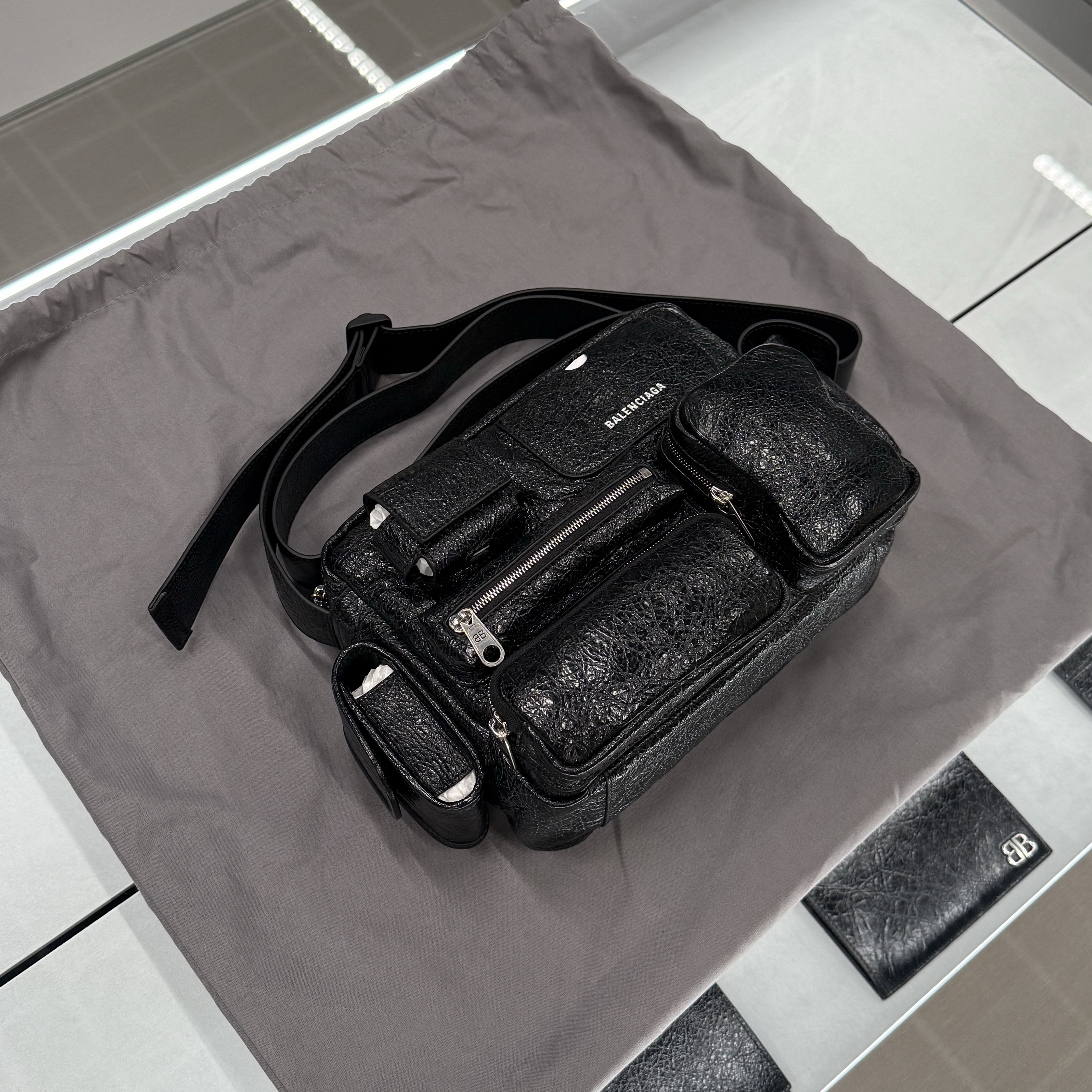 Balenciaga Superbusy Camera Bag Black 착용 스타일