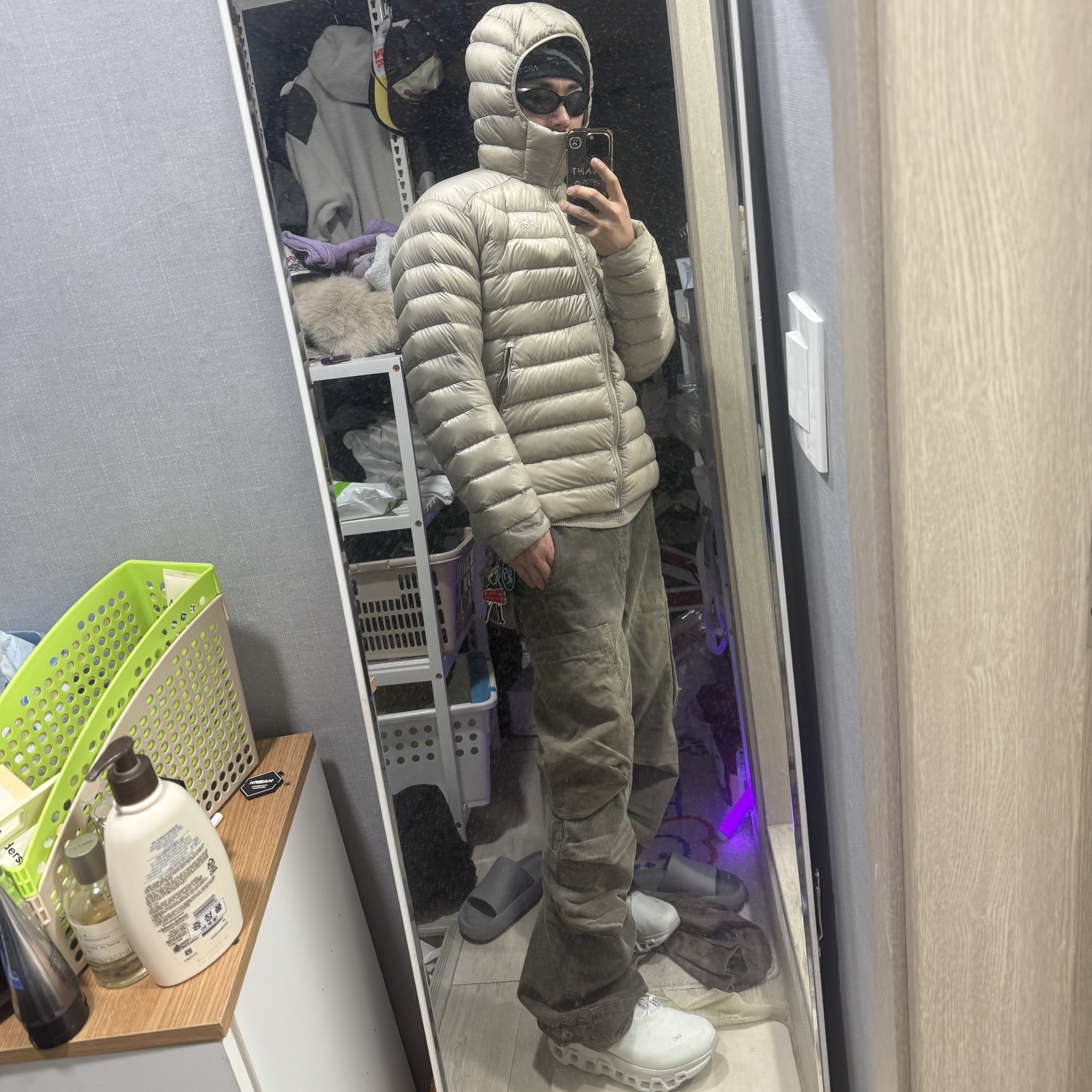 Sansan Gear Washed Corduroy Pants Cappucino, Arc'teryx Grotto Toque Black Void 착용 스타일