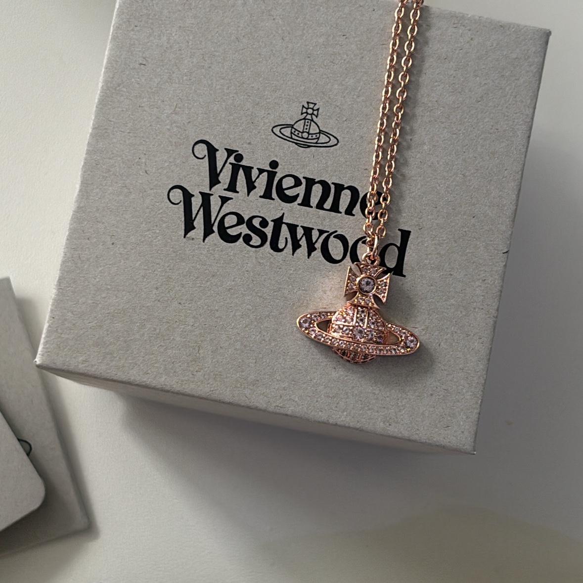 Vivienne Westwood Carmela Bas Relief Pendant Pink Gold 착용 스타일