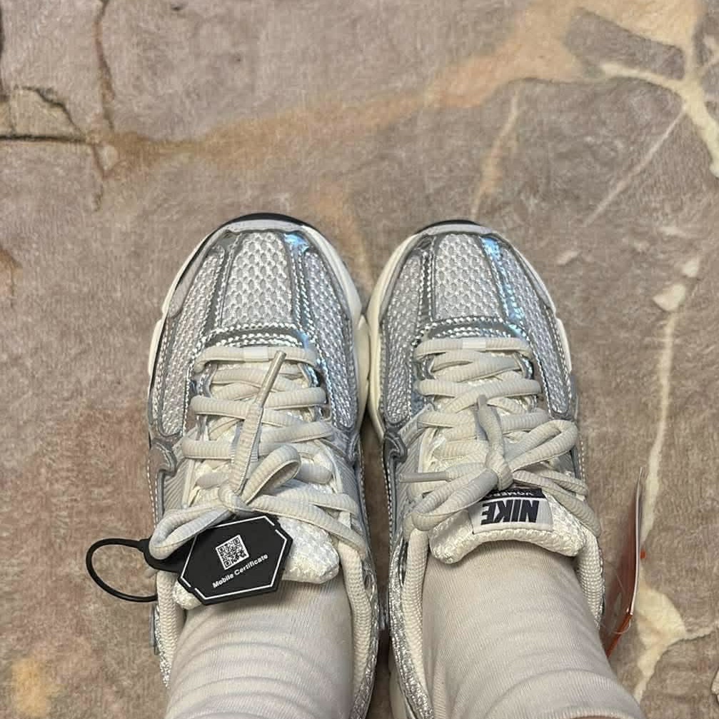 (W) Nike Zoom Vomero 5 Photon Dust and Metallic Silver 착용 스타일