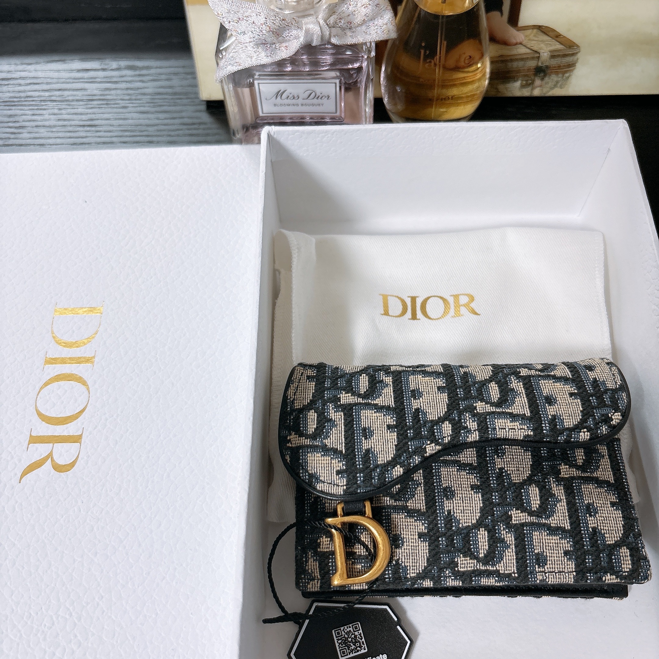 Dior Saddle Flap Card Holder Blue Dior Oblique Jacquard 착용 스타일