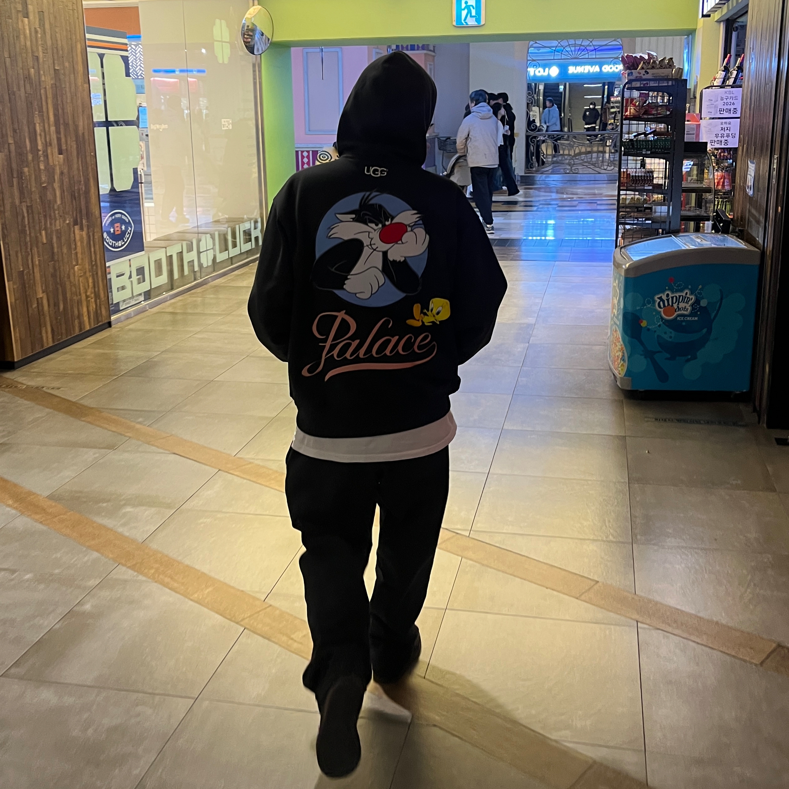 Palace x UGG x Looney Tunes Hood Black - 25FW 착용 스타일