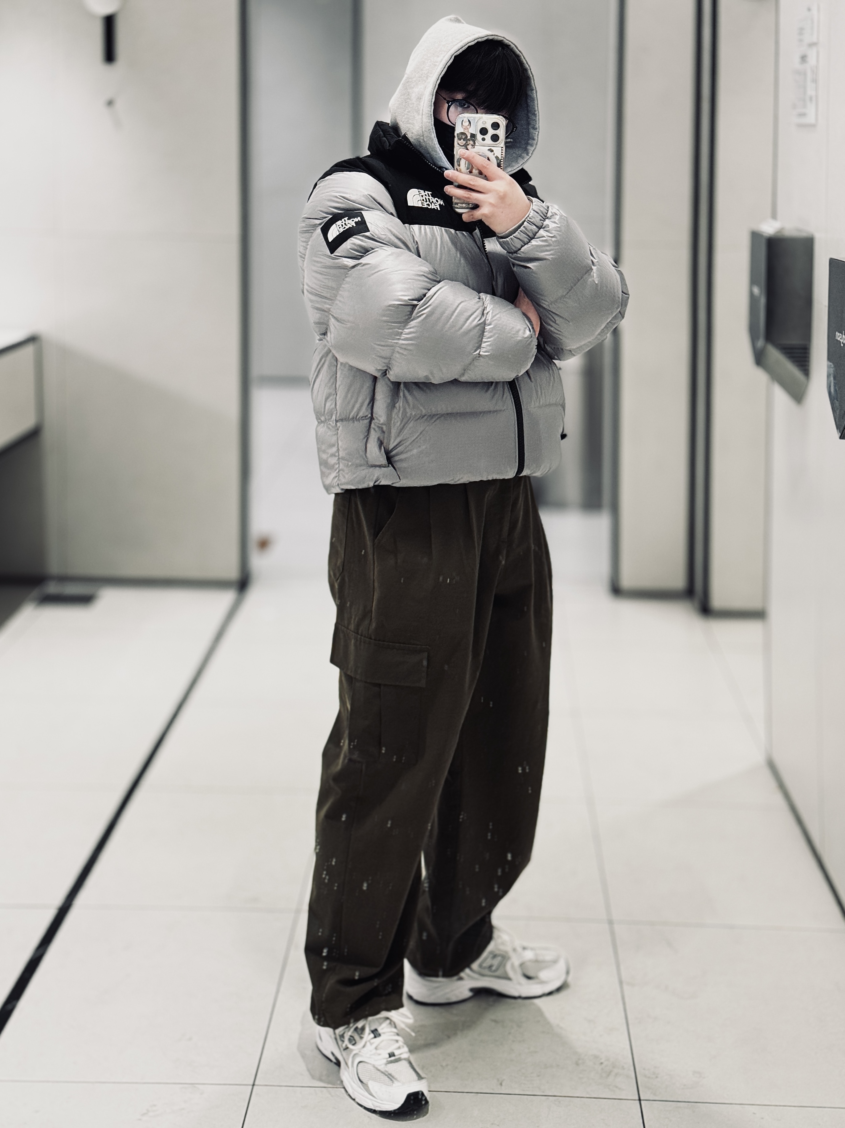The North Face White Label Novelty Nuptse Down Jacket Heather Gray, New Balance 530 White 착용 스타일 - 1
