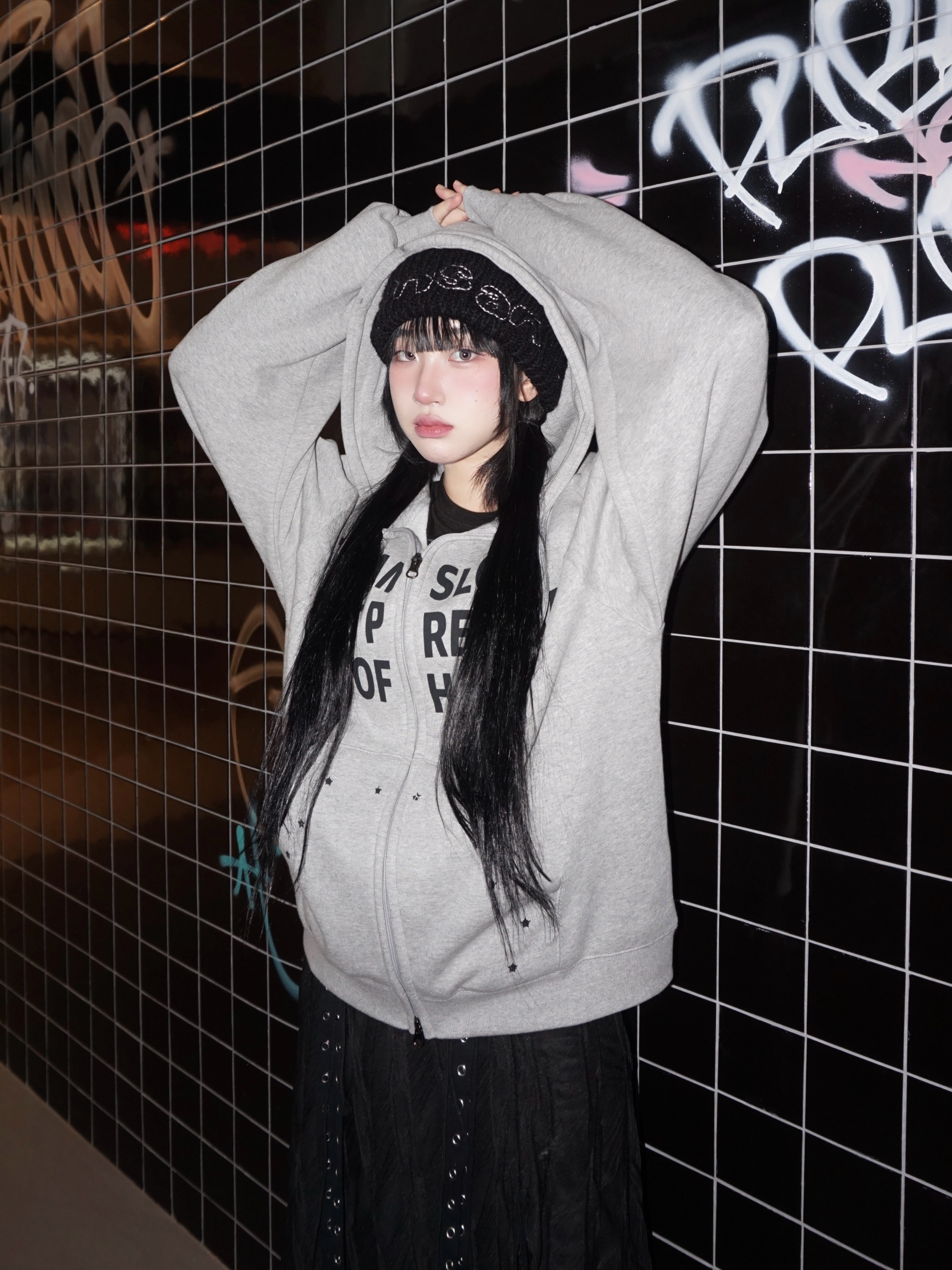 SLOW RECORD HOUSE Typo Star Hood Zip-Up Grey 착용 스타일 - 4