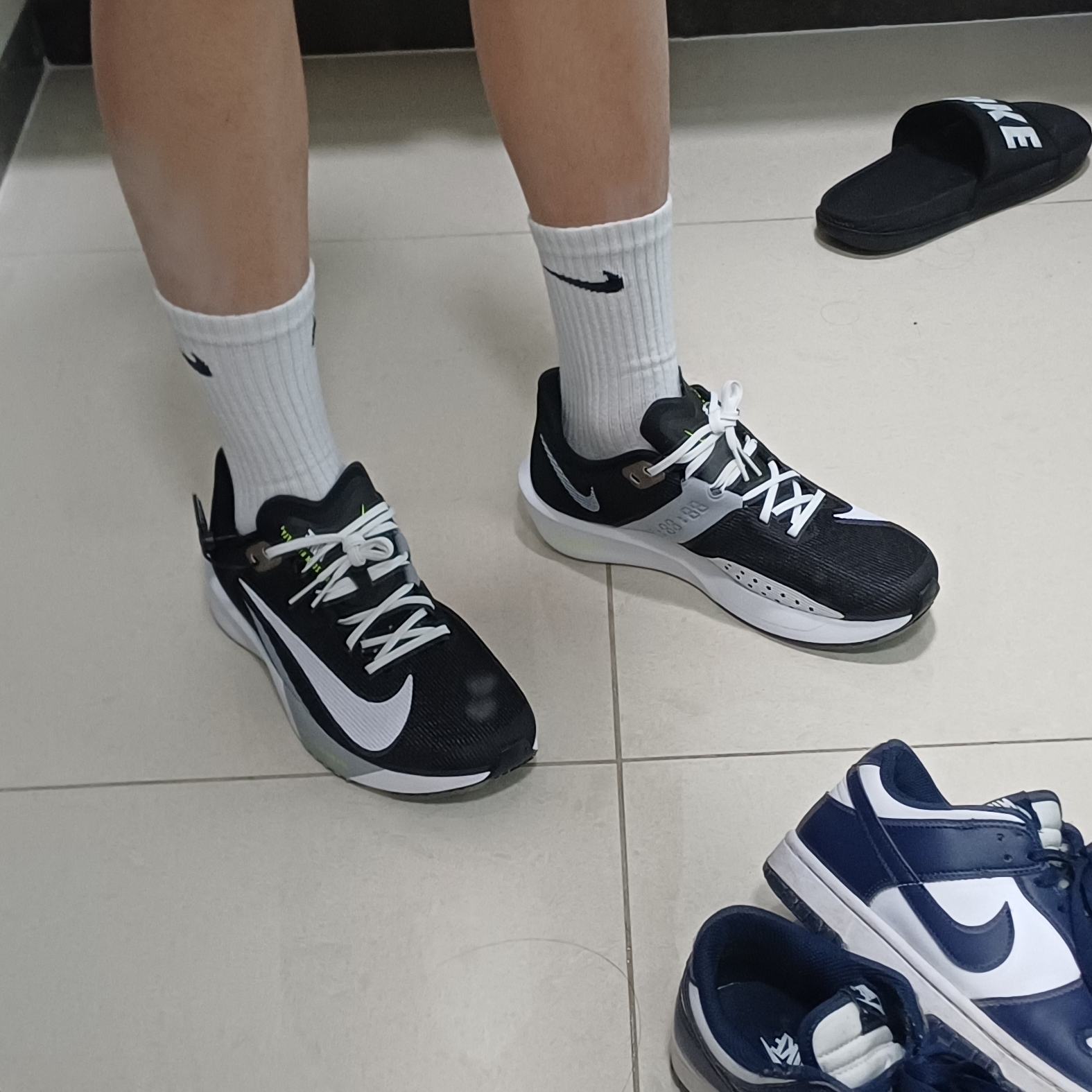 Nike Air Zoom Rival Fly 4 Black Wolf Grey 착용 스타일 - 1