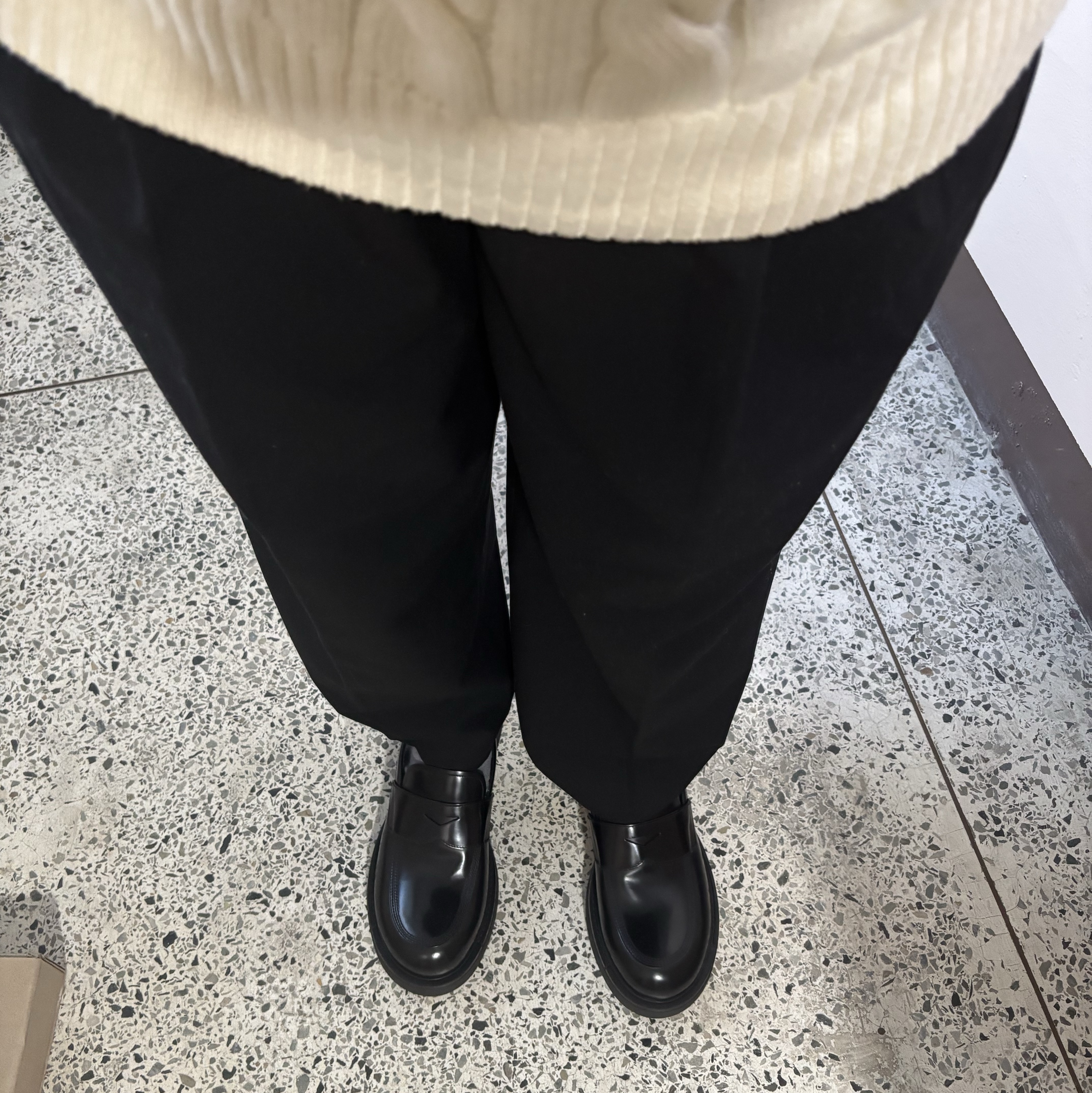 Prada Brushed Leather Loafers Black 착용 스타일 - 2