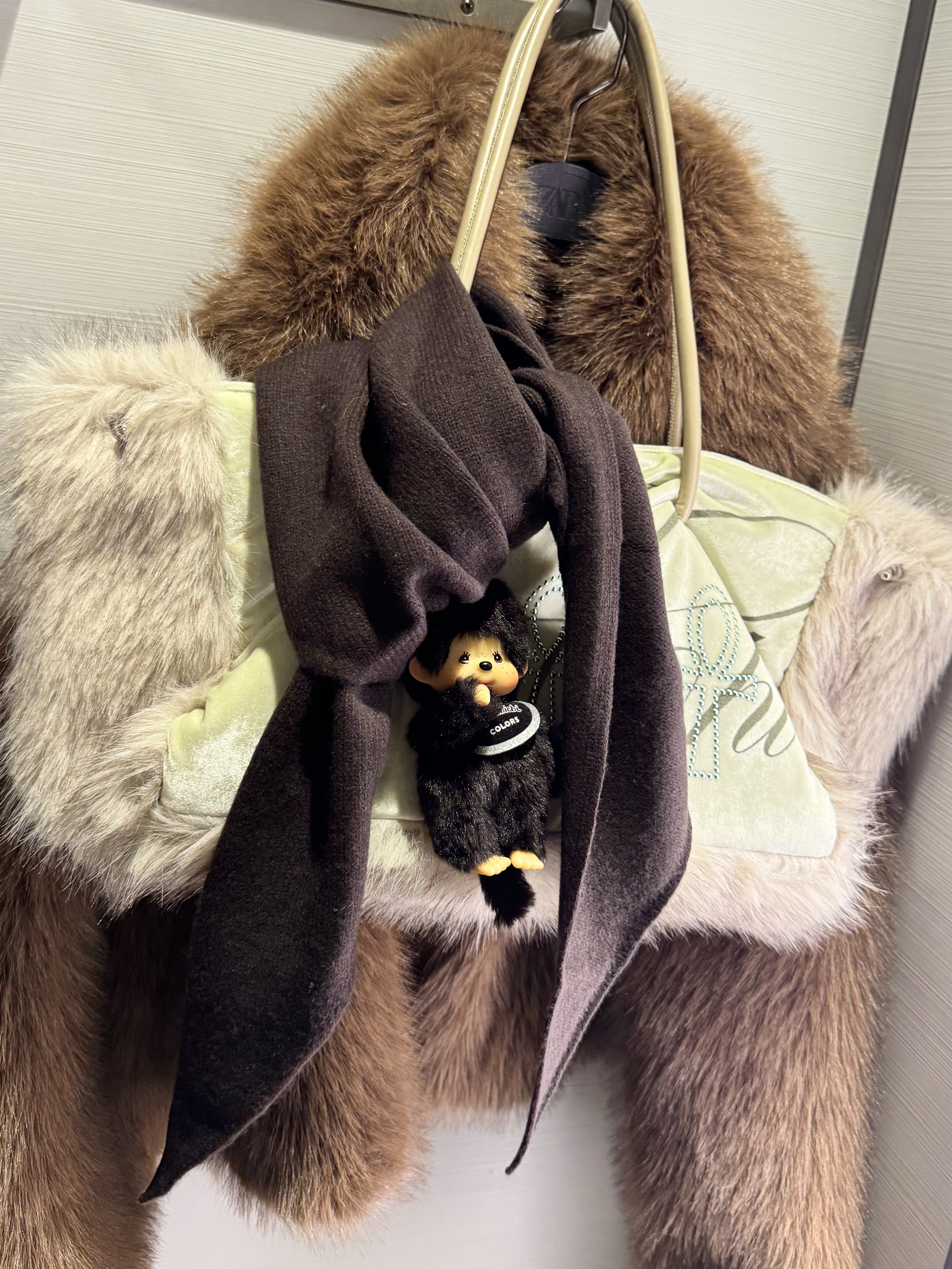 (W) COS Oversized Wool Triangle Muffler Dark Brown, (W) UGG Classic Ultra Mini Platform Boots Chestnut 착용 스타일 - 3