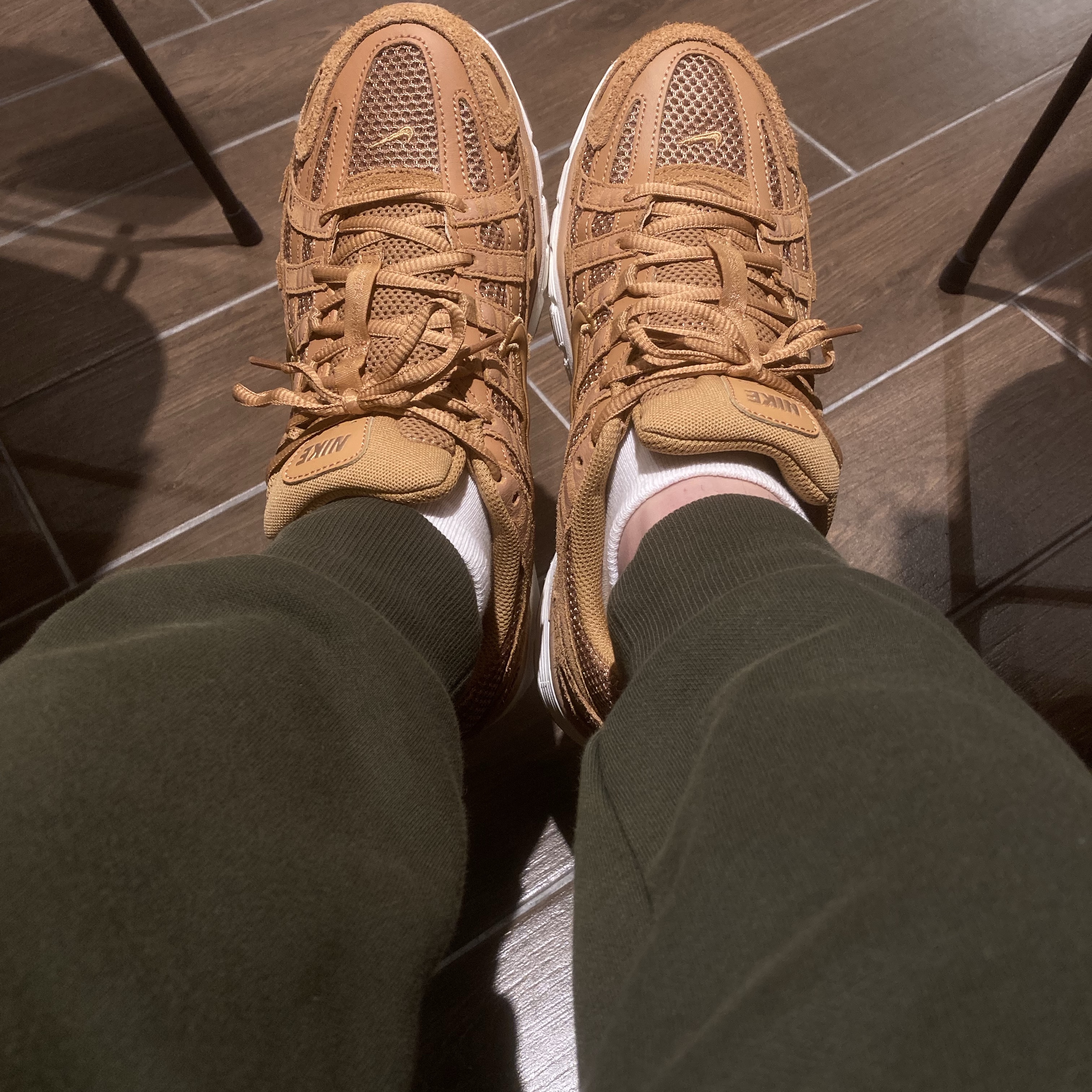 Nike P-6000 SE Flax Metallic Gold 착용 스타일