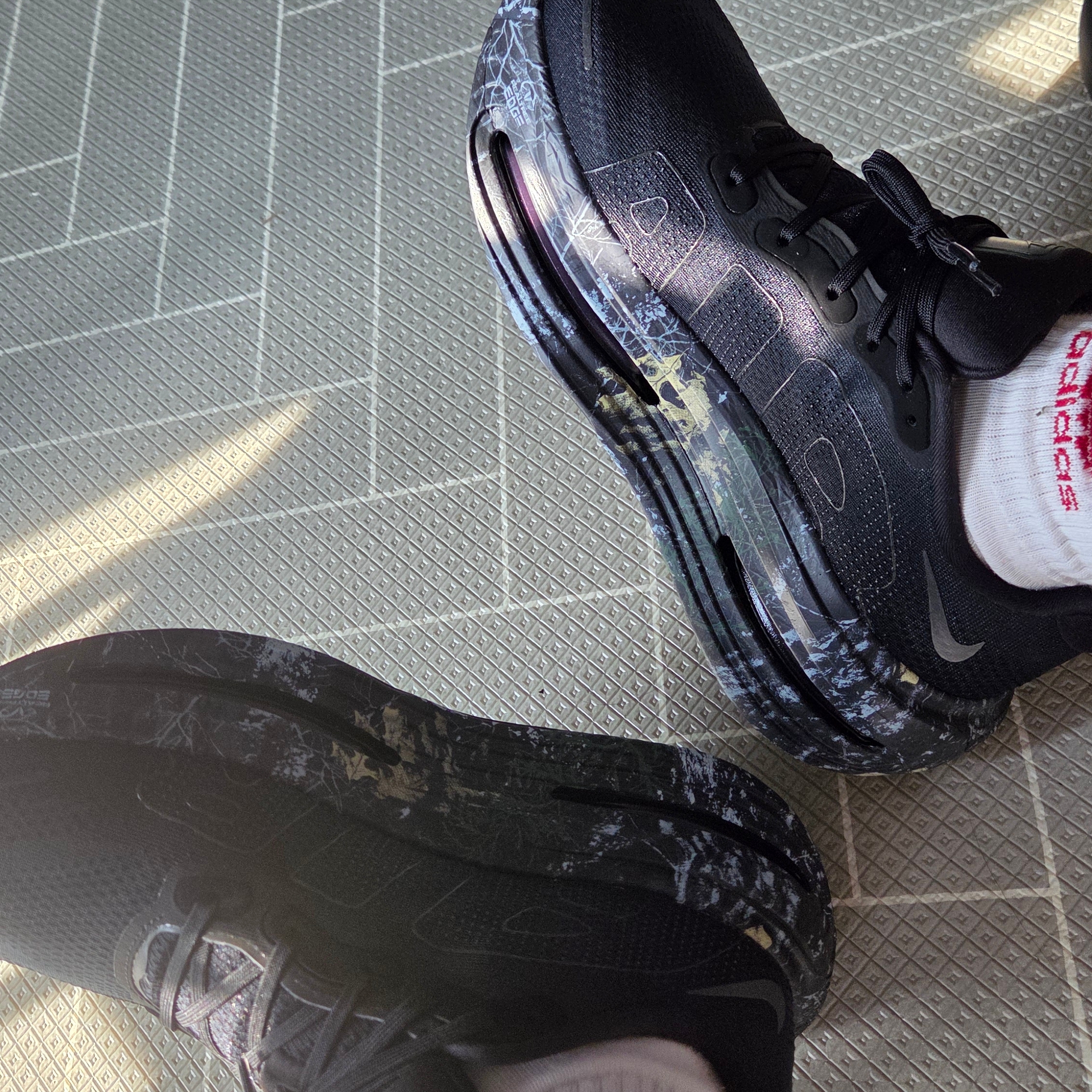 Nike Vomero Premium Black Dark Smoke Grey 착용 스타일