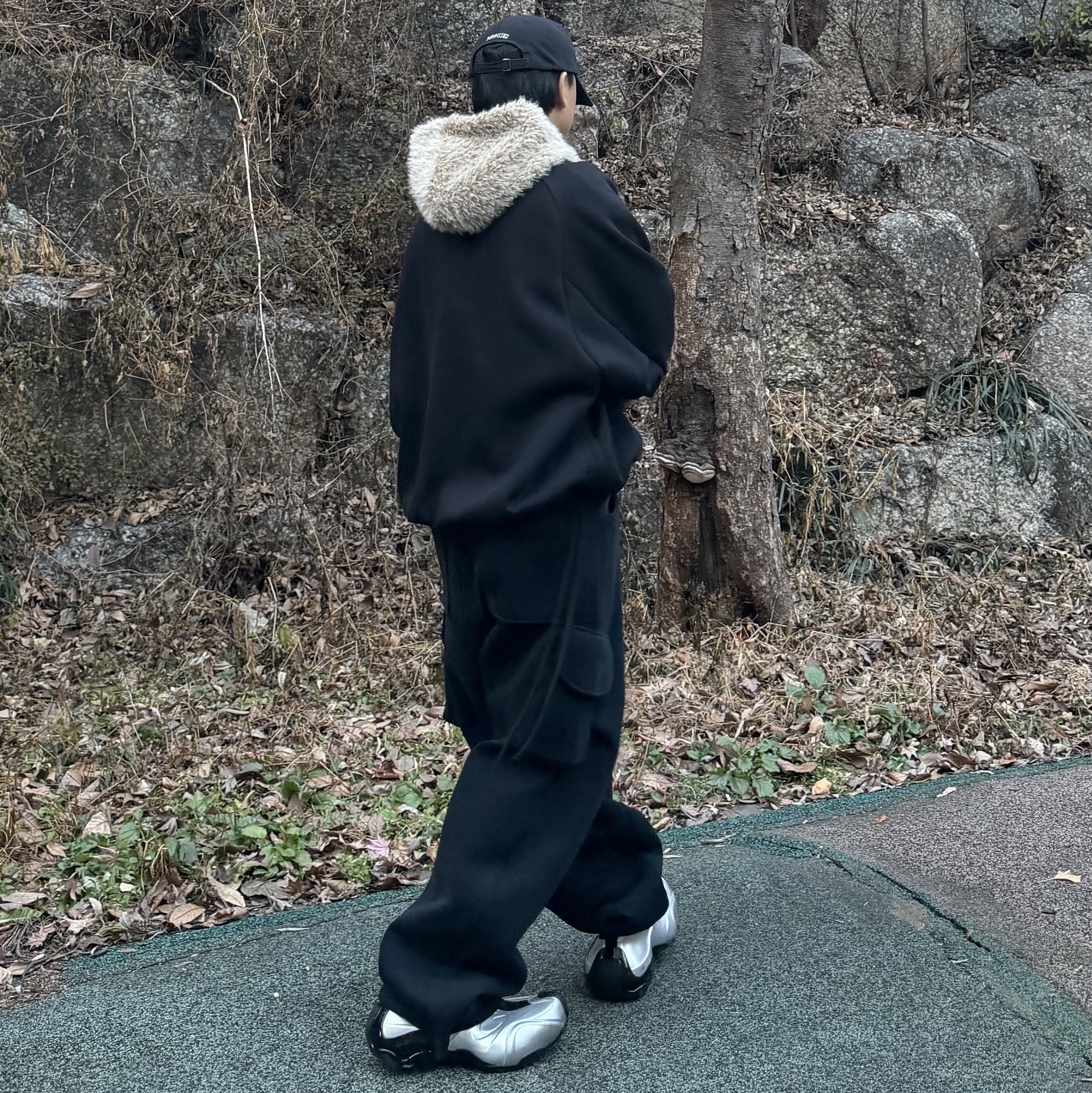 MJD x Koin Seoul Wide Cargo Sweat Pants Black, Balenciaga Basketball Sneakers Silver Black 착용 스타일 - 4