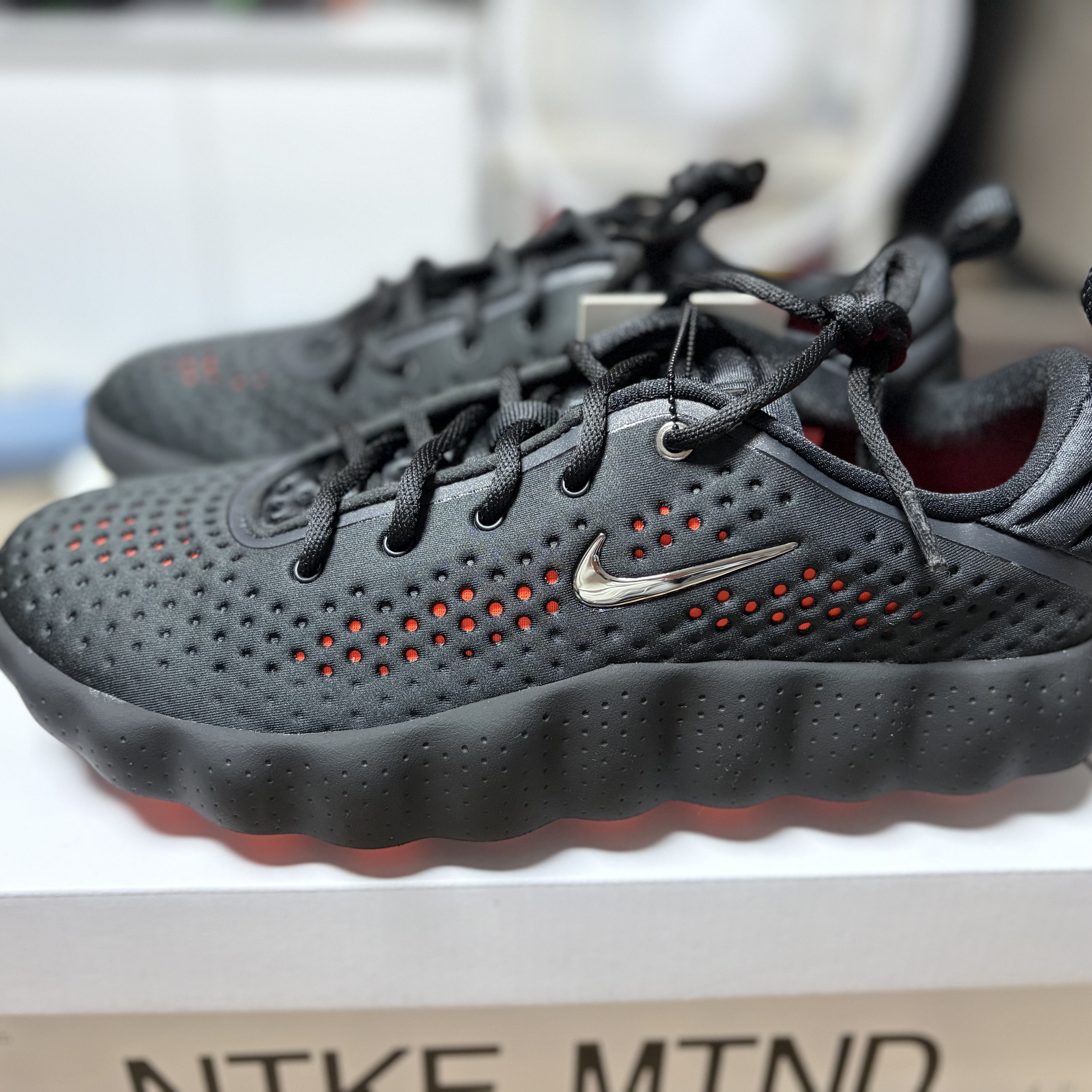 Nike Mind 002 Black Hyper Crimson 착용 스타일 - 1