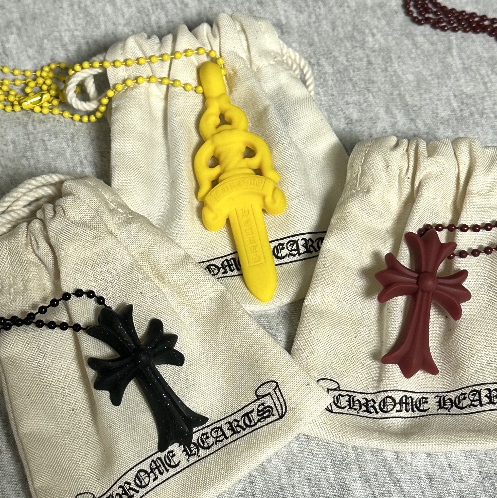 Chrome Hearts Silichrome Dagger Pendant Yellow 2023, Chrome Hearts Silichrome CH Cross Pendant Black Glitter 2025 ์ฐฉ์ฉ ์คํ์ผ - 3