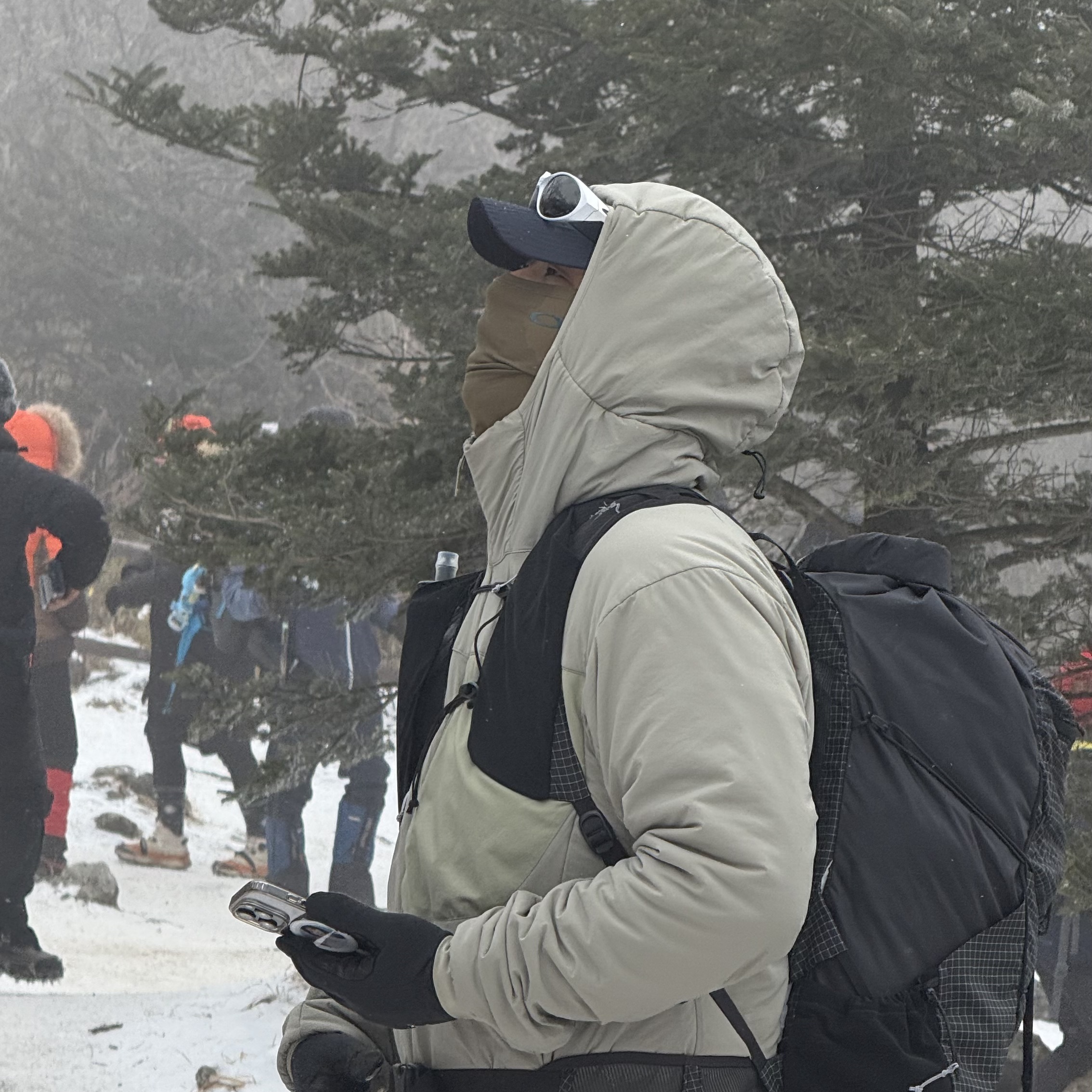 Arc'teryx Proton LT Hoody Distortion, Arc'teryx Aerios 35 Backpack Black 착용 스타일 - 2