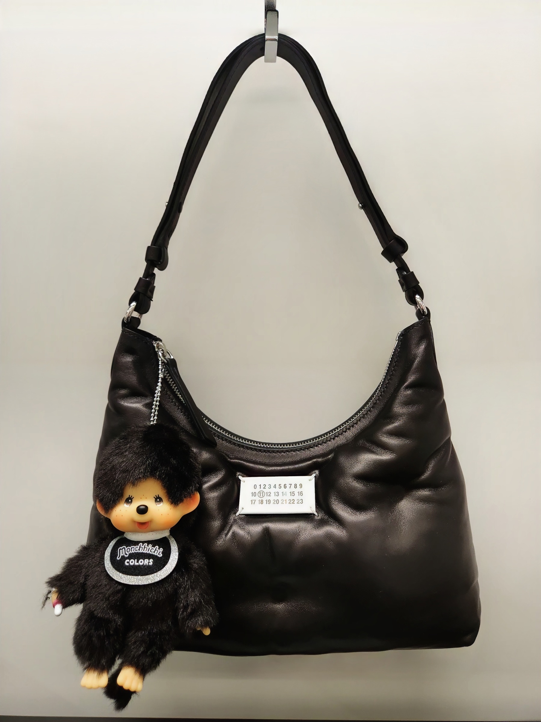 Monchhichi Monchhichi COLORS Keychain Black 착용 스타일 - 1