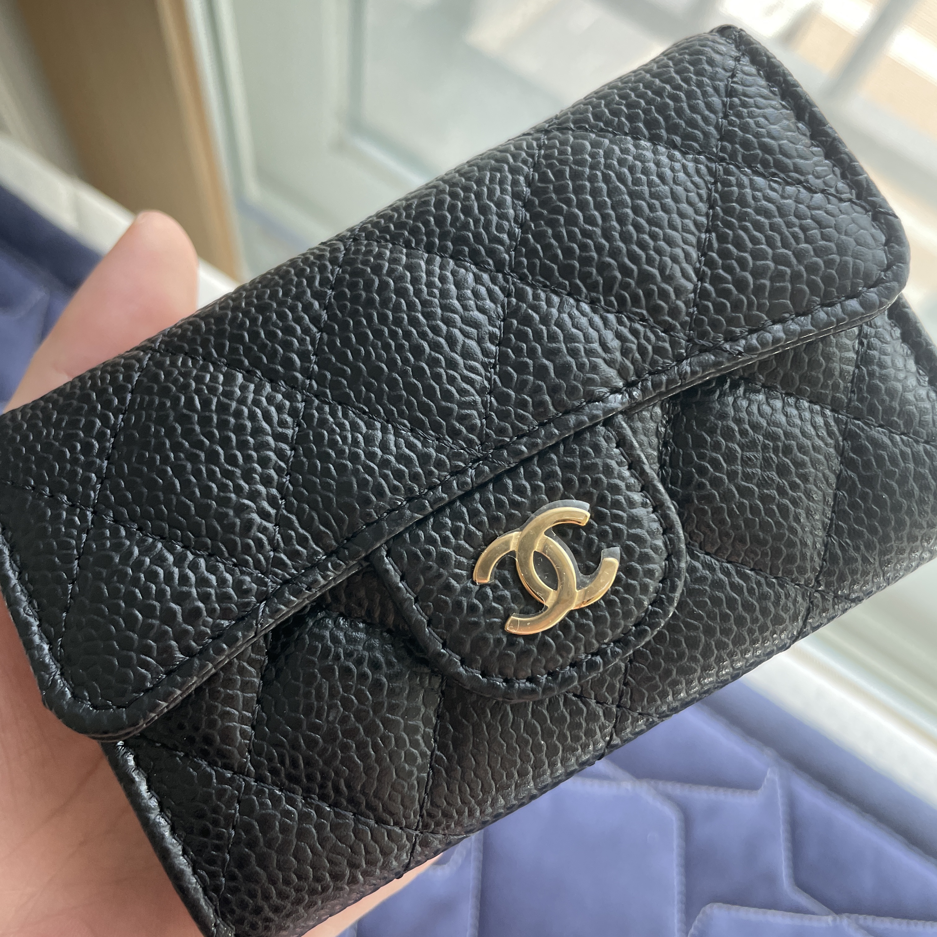 Chanel Classic Card Holder Grained Calfskin & Gold Black 착용 스타일