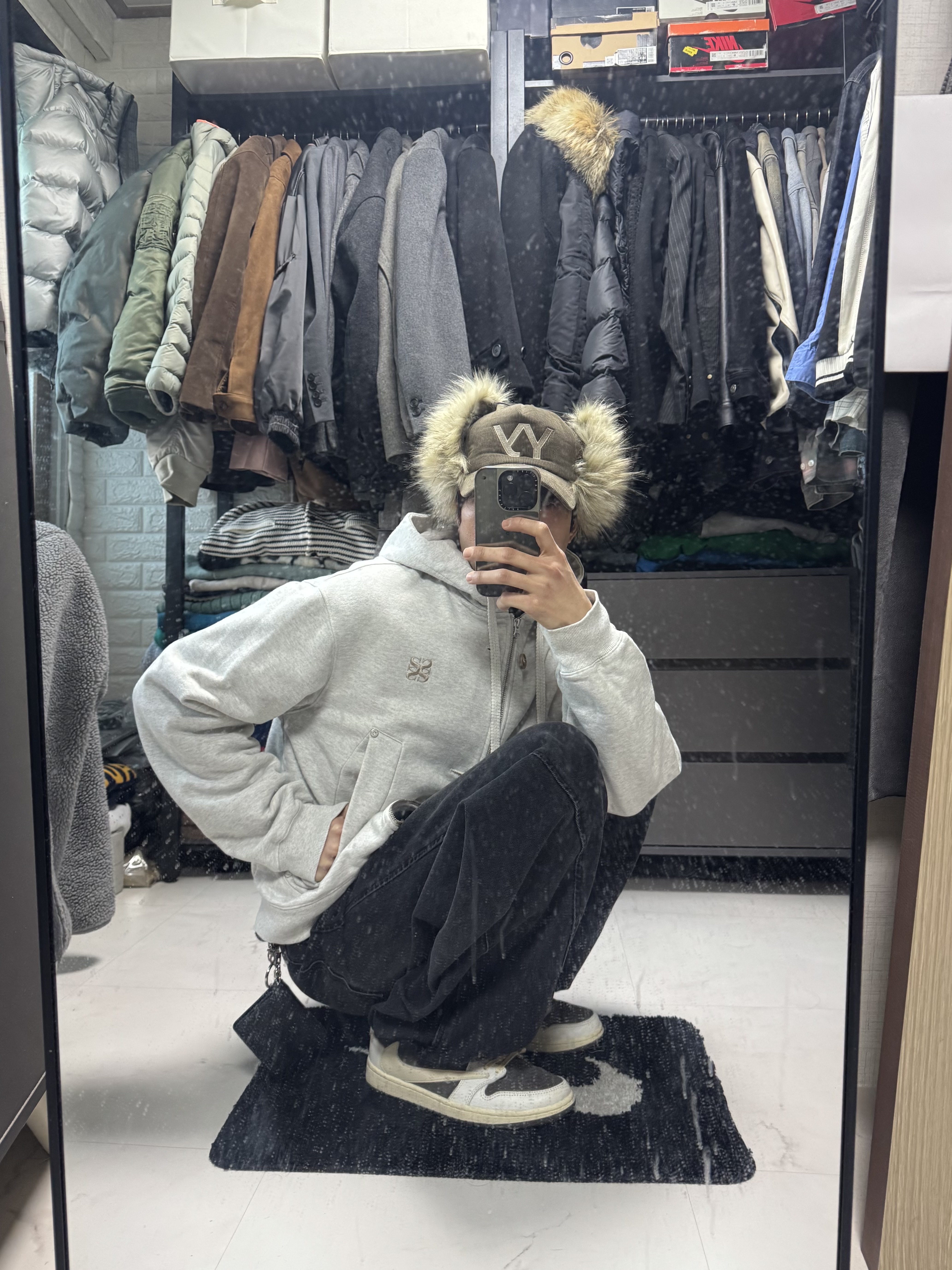 Open Yy Faux Fur Corduroy Earflap Cap Khaki, Jordan 1 x Travis Scott Retro Low OG SP Sail and Ridgerock 착용 스타일 - 4