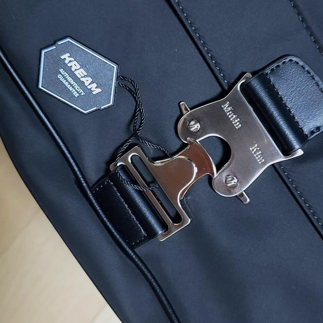 Matin Kim Big Buckle Bag Black 착용 스타일 - 4