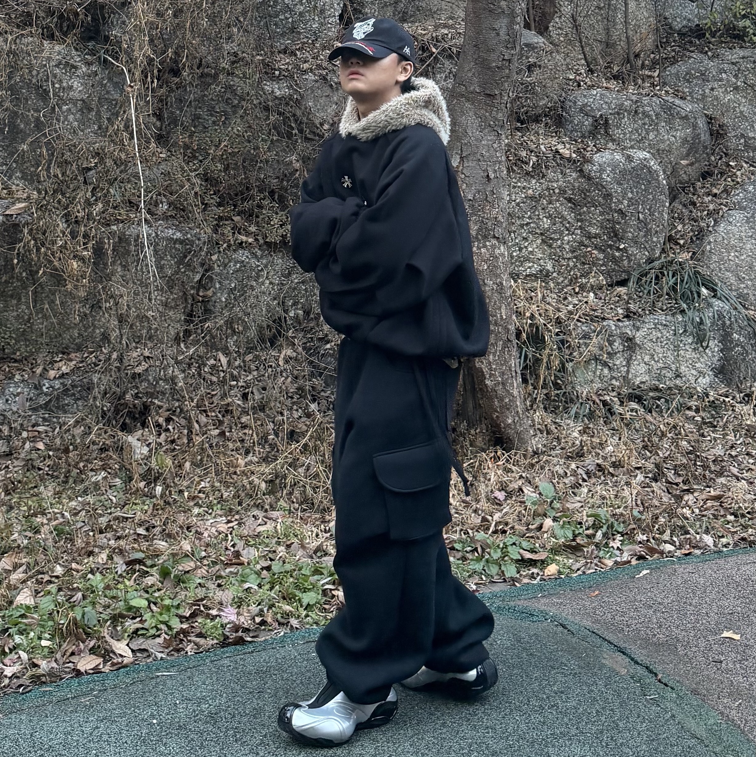 MJD x Koin Seoul Wide Cargo Sweat Pants Black, Balenciaga Basketball Sneakers Silver Black 착용 스타일 - 3