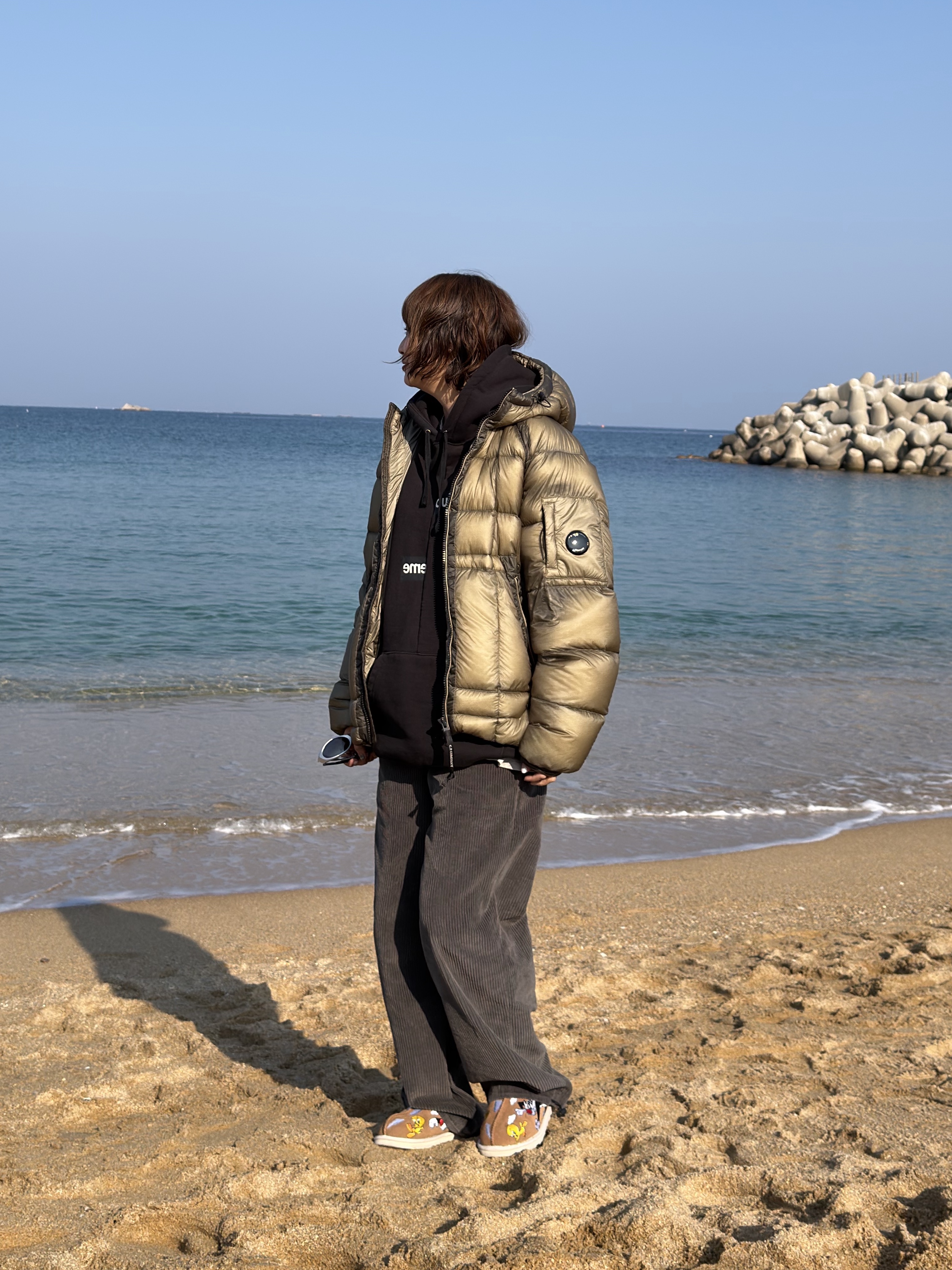 C.P. Company D.D. Shell Hooded Down Jacket Fungi Grey - 25FW, UGG x Palace x Looney Tunes Tasman Slipper Chestnut 착용 스타일 - 7