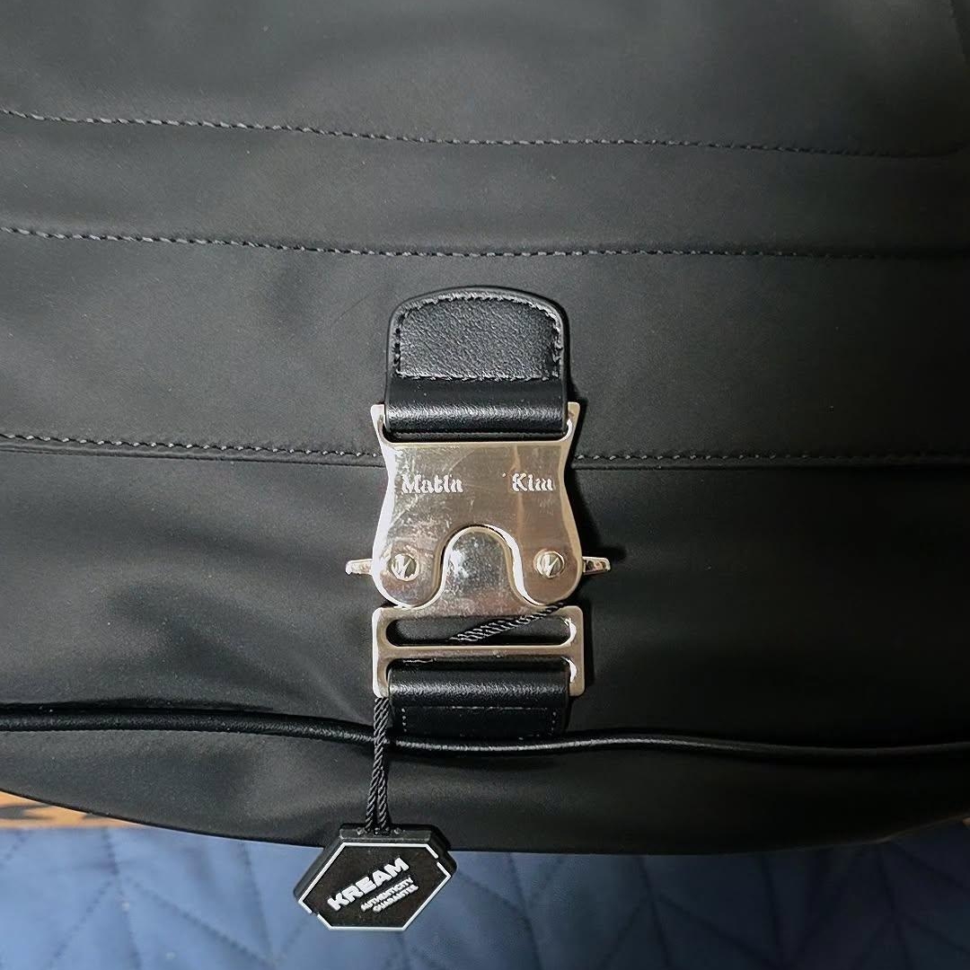 Matin Kim Big Buckle Bag Black 착용 스타일 - 3