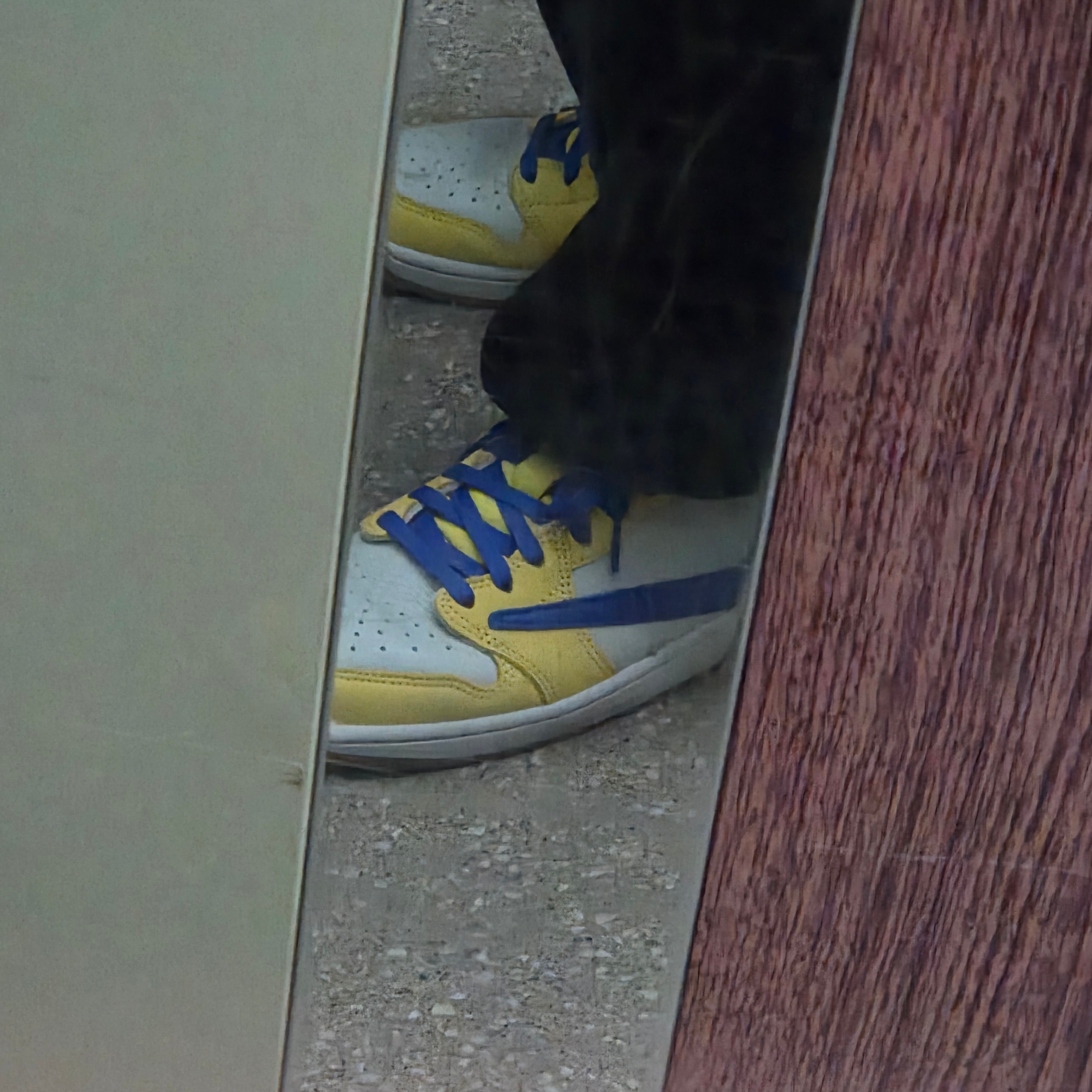 (W) Jordan 1 x Travis Scott Retro Low OG SP Canary 착용 스타일