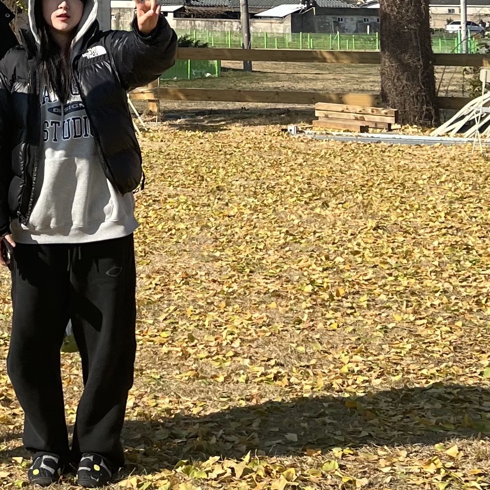 Subu x The Museum Visitor Packble Black 착용 스타일