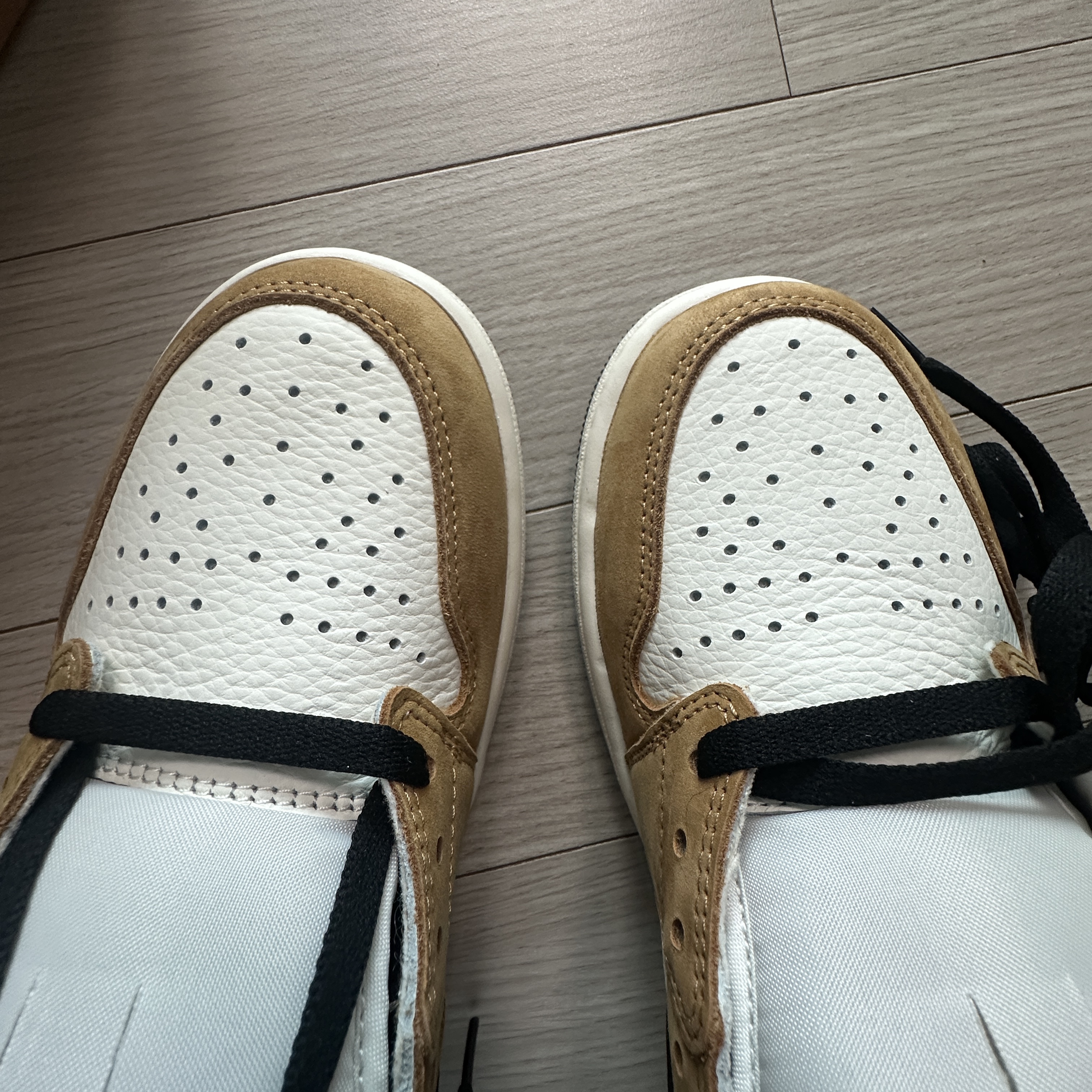 Jordan 1 Low OG Sail and Golden Harvest 착용 스타일 - 1