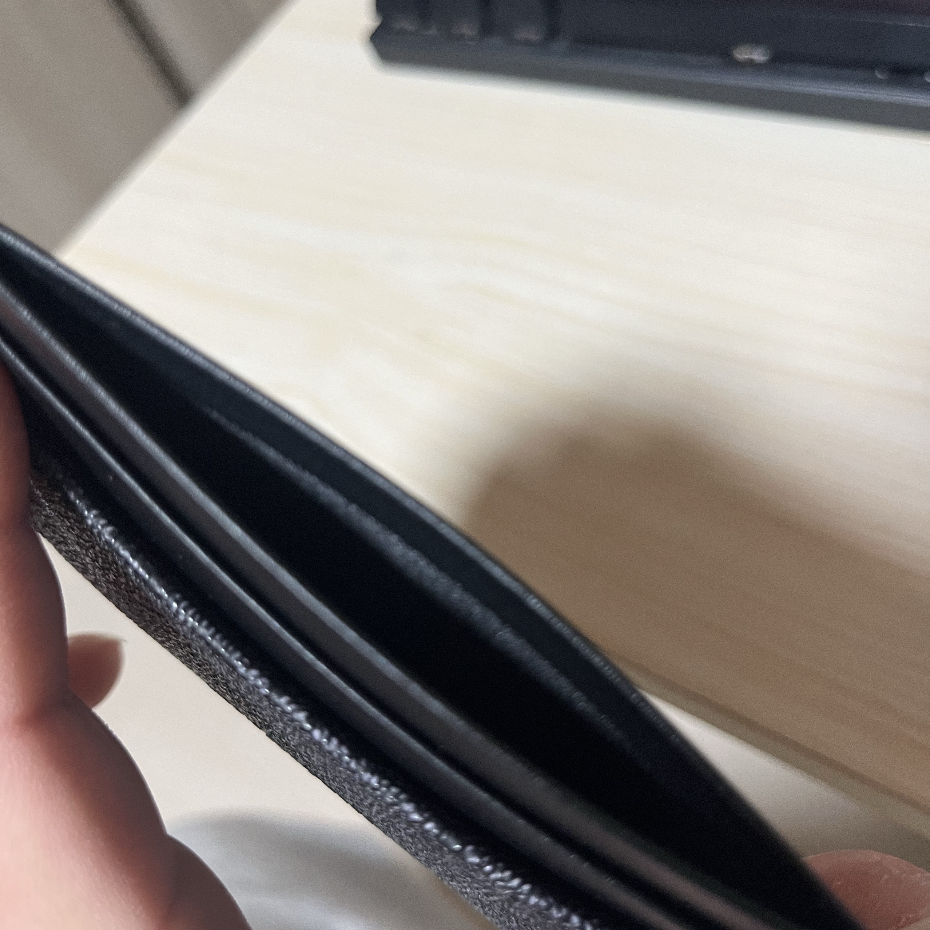 Louis Quatorze New Monogram Cardholder Black 착용 스타일 - 3