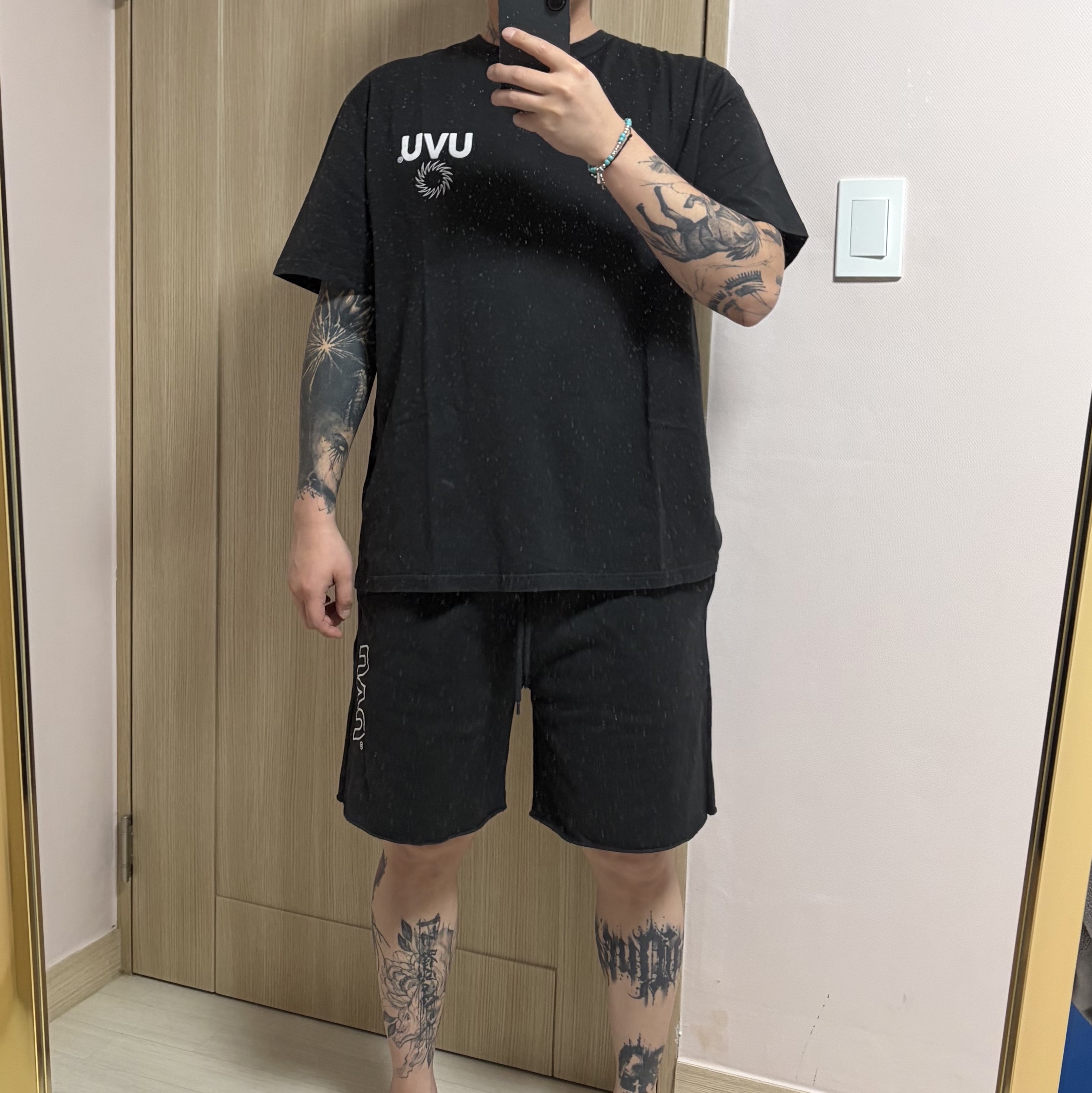 UVU x Gleason's Gym Cut-Off Joggers Black, UVU Insignia T-Shirt Black 착용 스타일