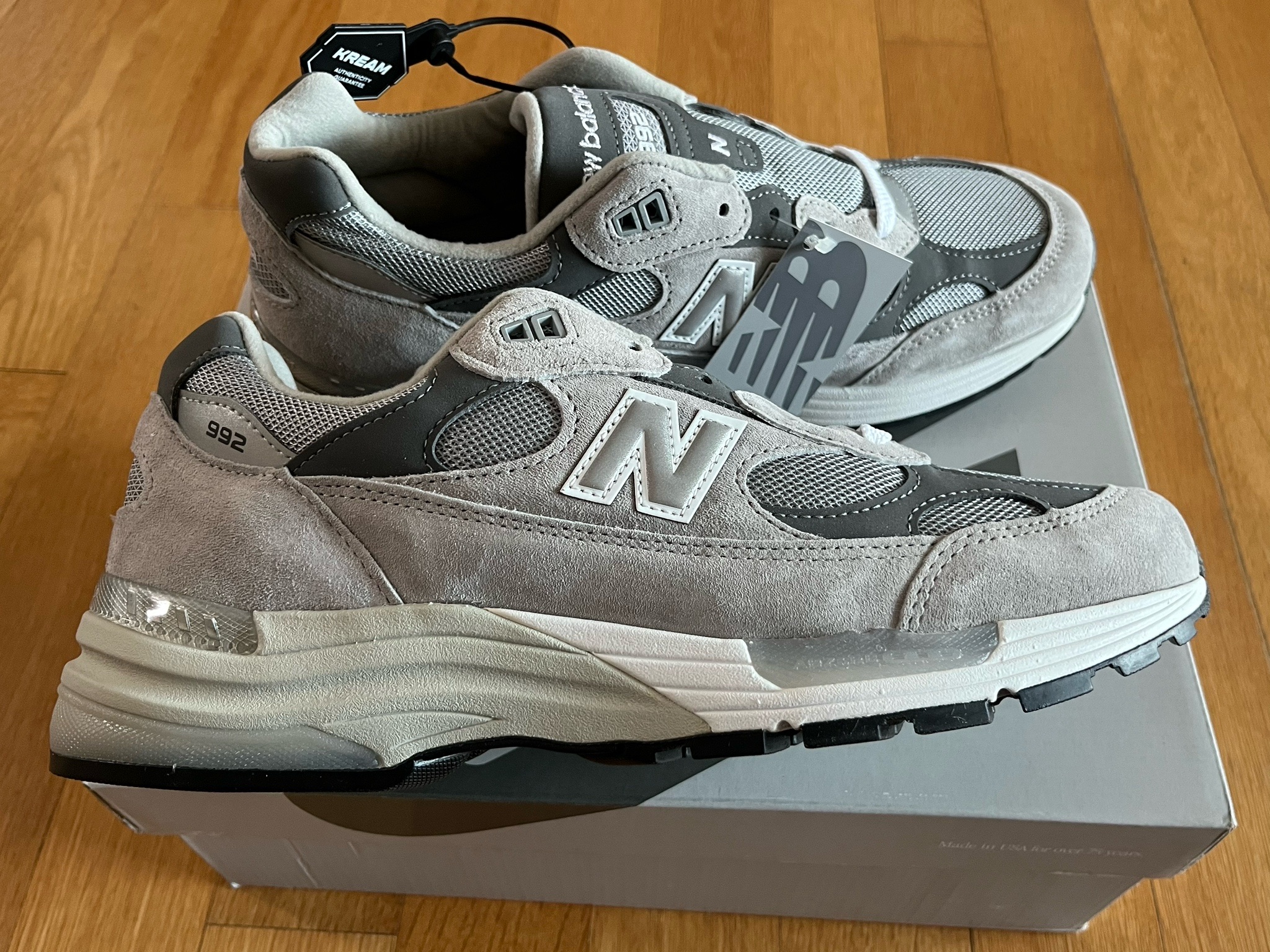 New Balance 992 Made in USA Core Grey Silver Metallic 착용 스타일 - 6