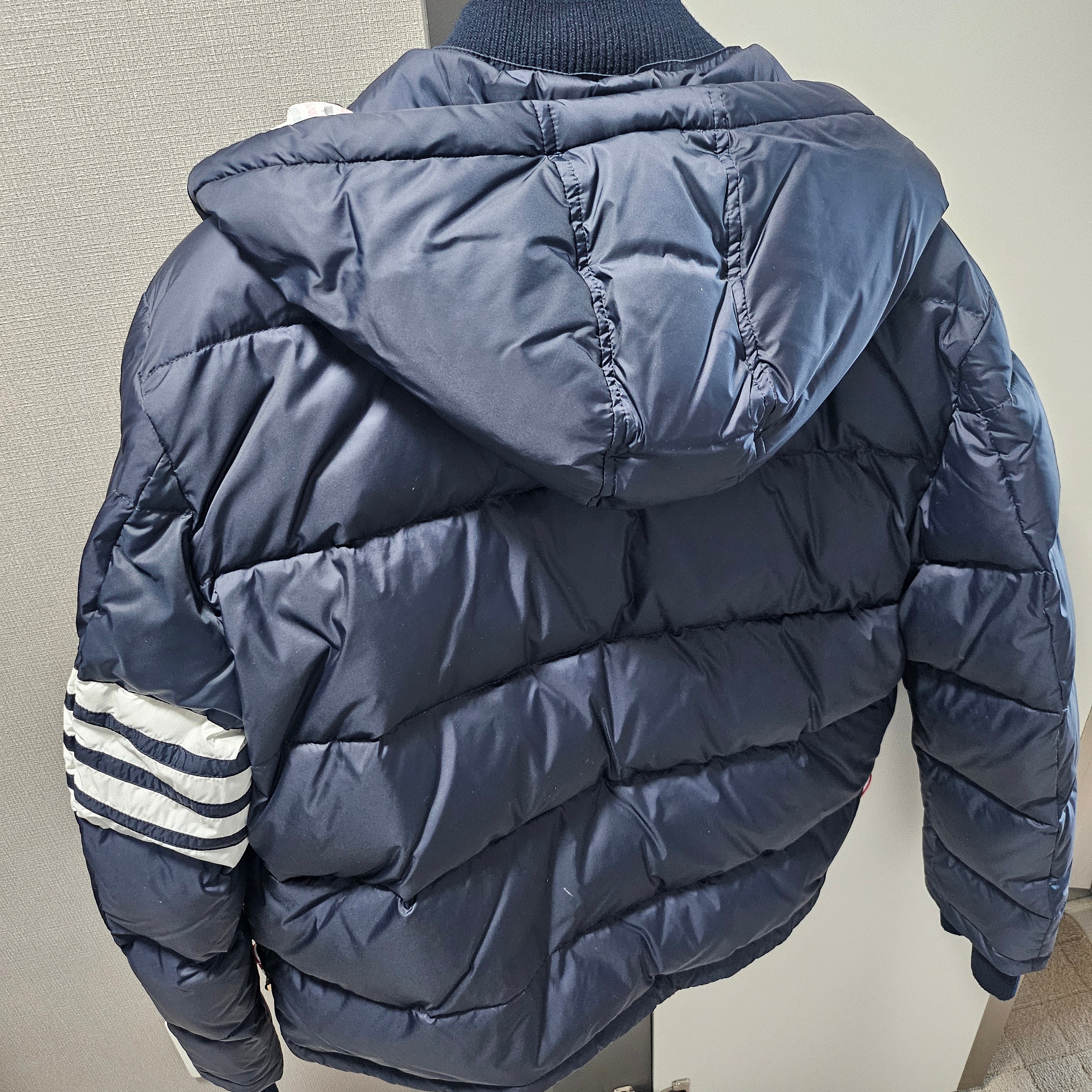 Thom Browne Matte Nylon 4-Bar Down Bomber Jacket Navy 착용 스타일 - 1